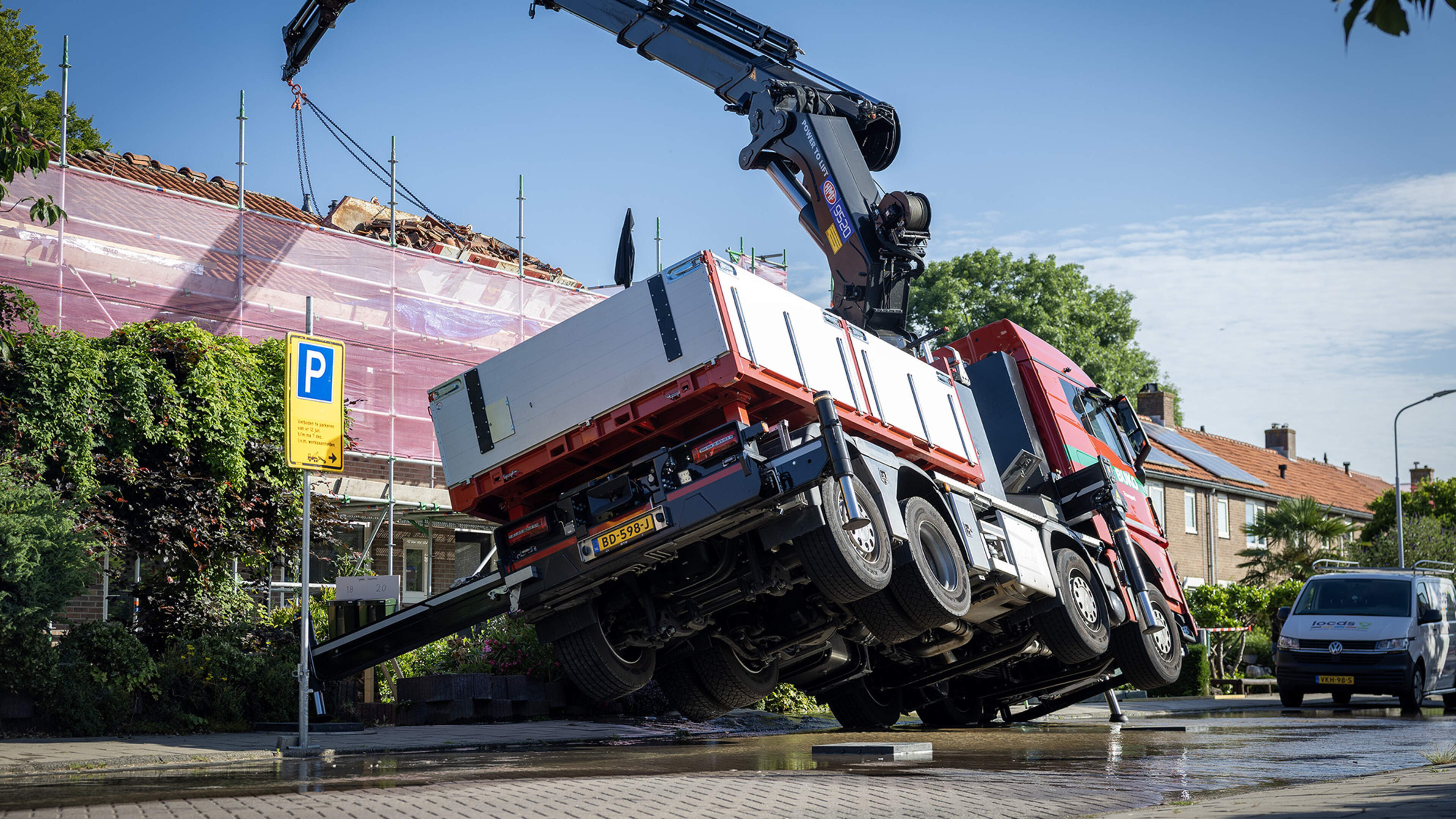 Work vehicle falls through sidewalk in Vijfhuizen, significant damage