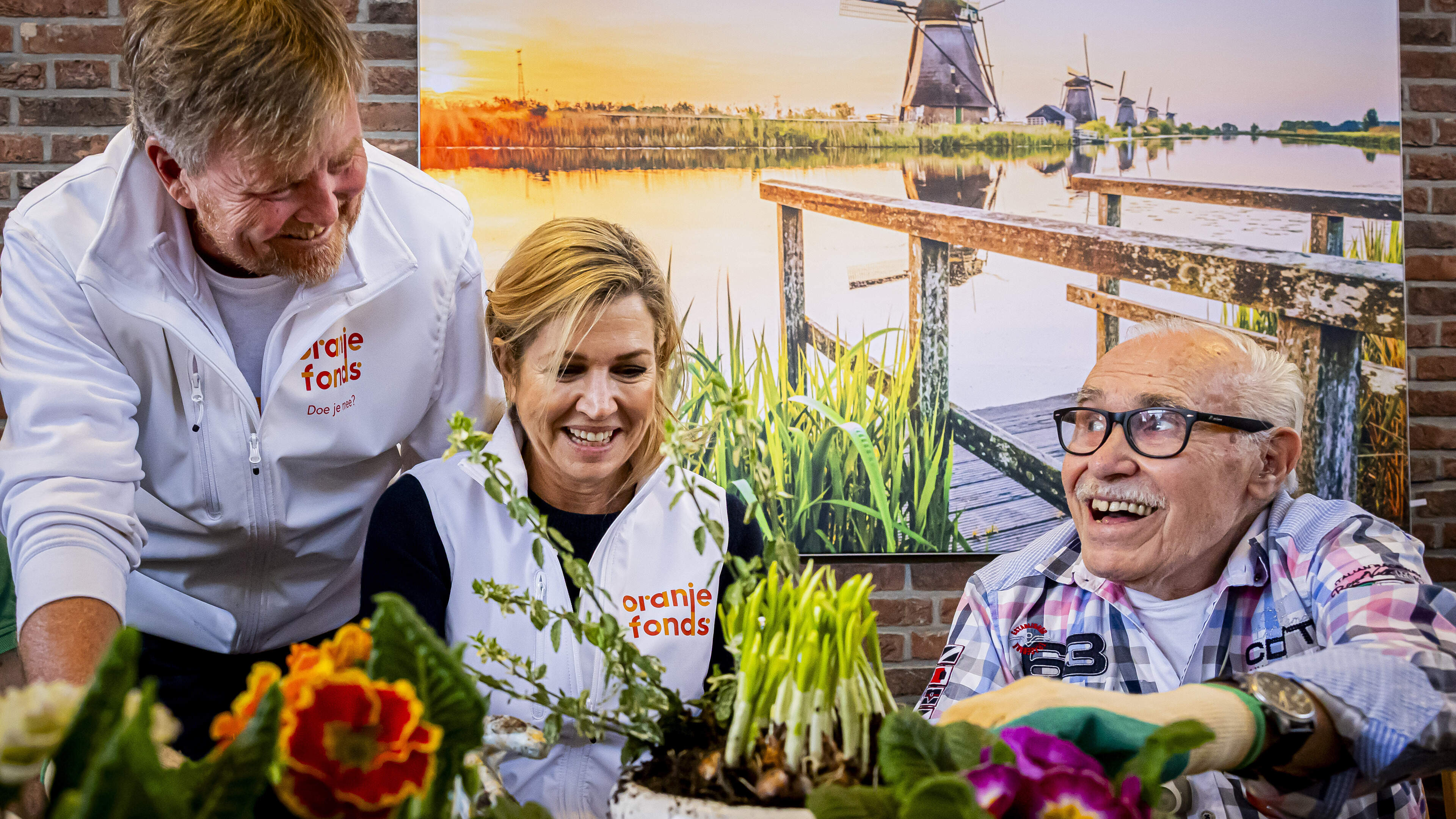 Willem-Alexander and Máxima help volunteers in garden of Hoofddorp care home: ’The king is very relaxed’