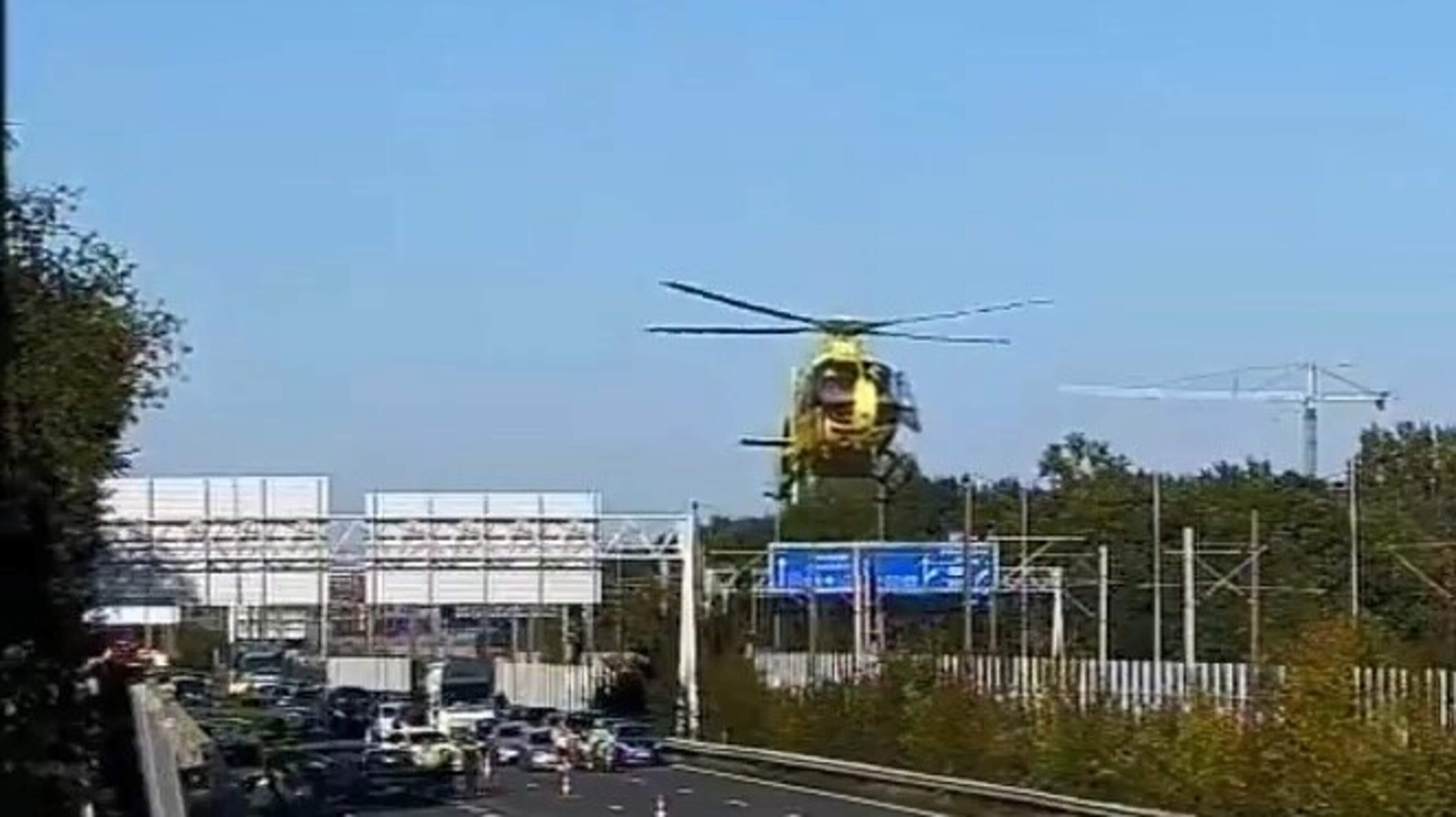 Verkeersoverlast na ongeval op A4 voor knooppunt Badhoevedorp, traumahelikopter landt op wegdek