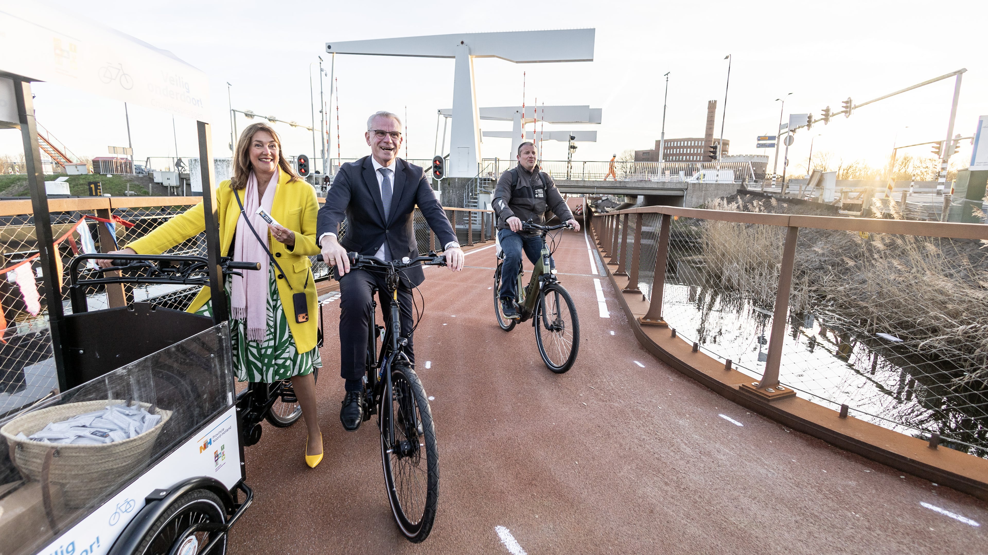 Bicycle underpass at Cruquius Bridges opened. Muesli bar as a thank you for patience