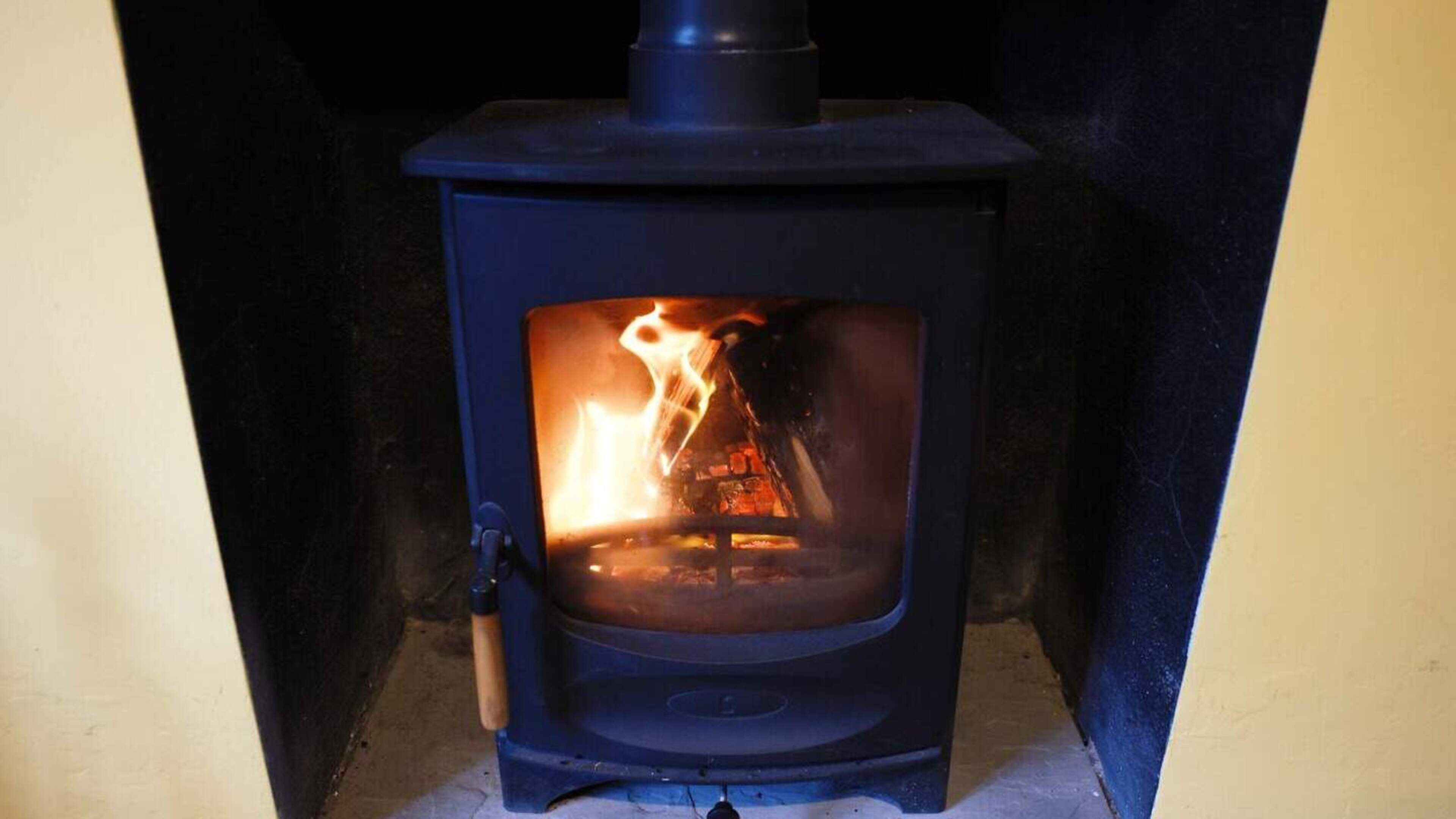 Heemstede resident must tolerate neighbor's chimney and wood stove