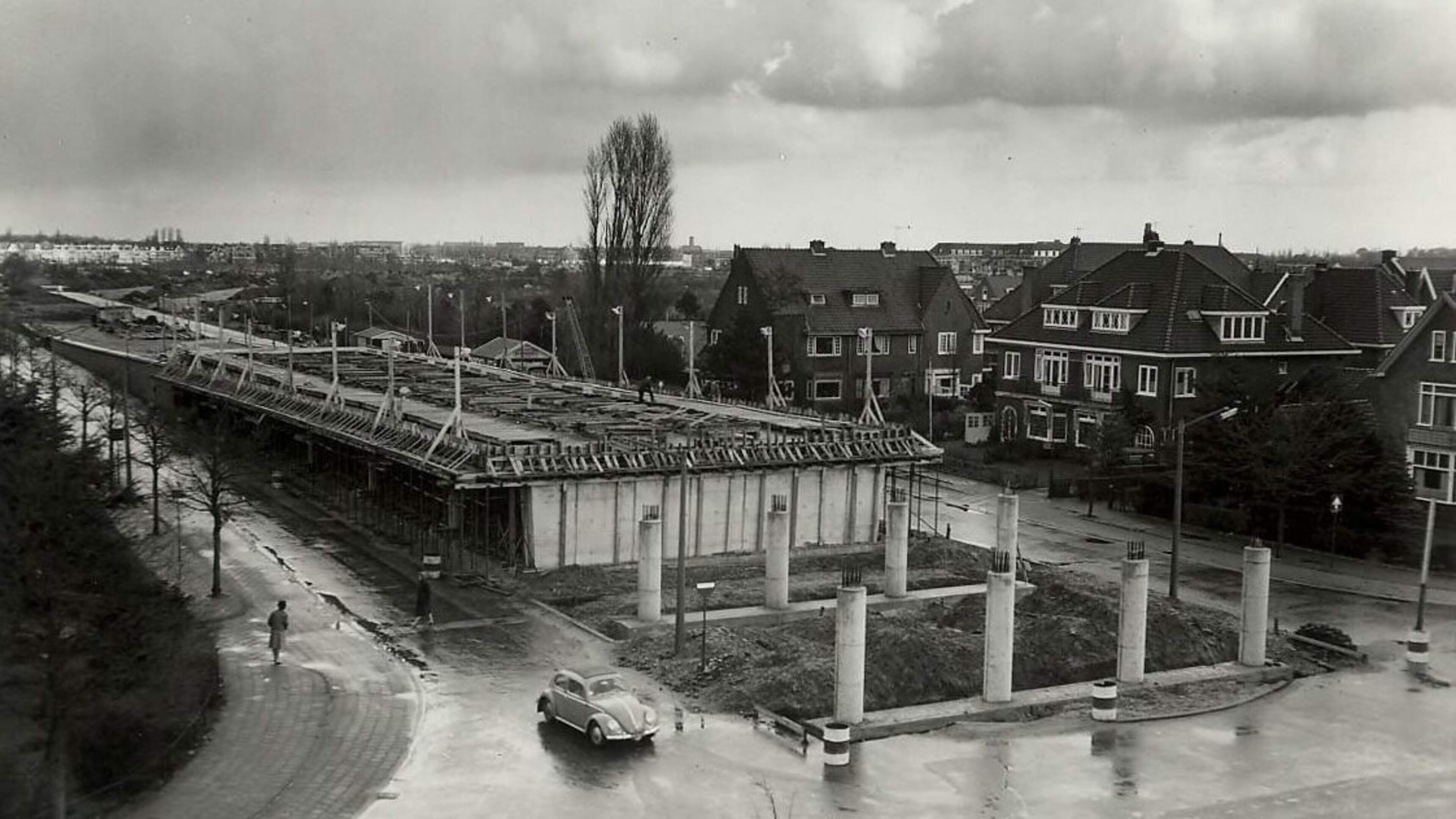 Hoe een ‘monsterlijk’ viaduct Overveen doormidden hakte. ‘De huizen worden hierdoor praktisch onbewo