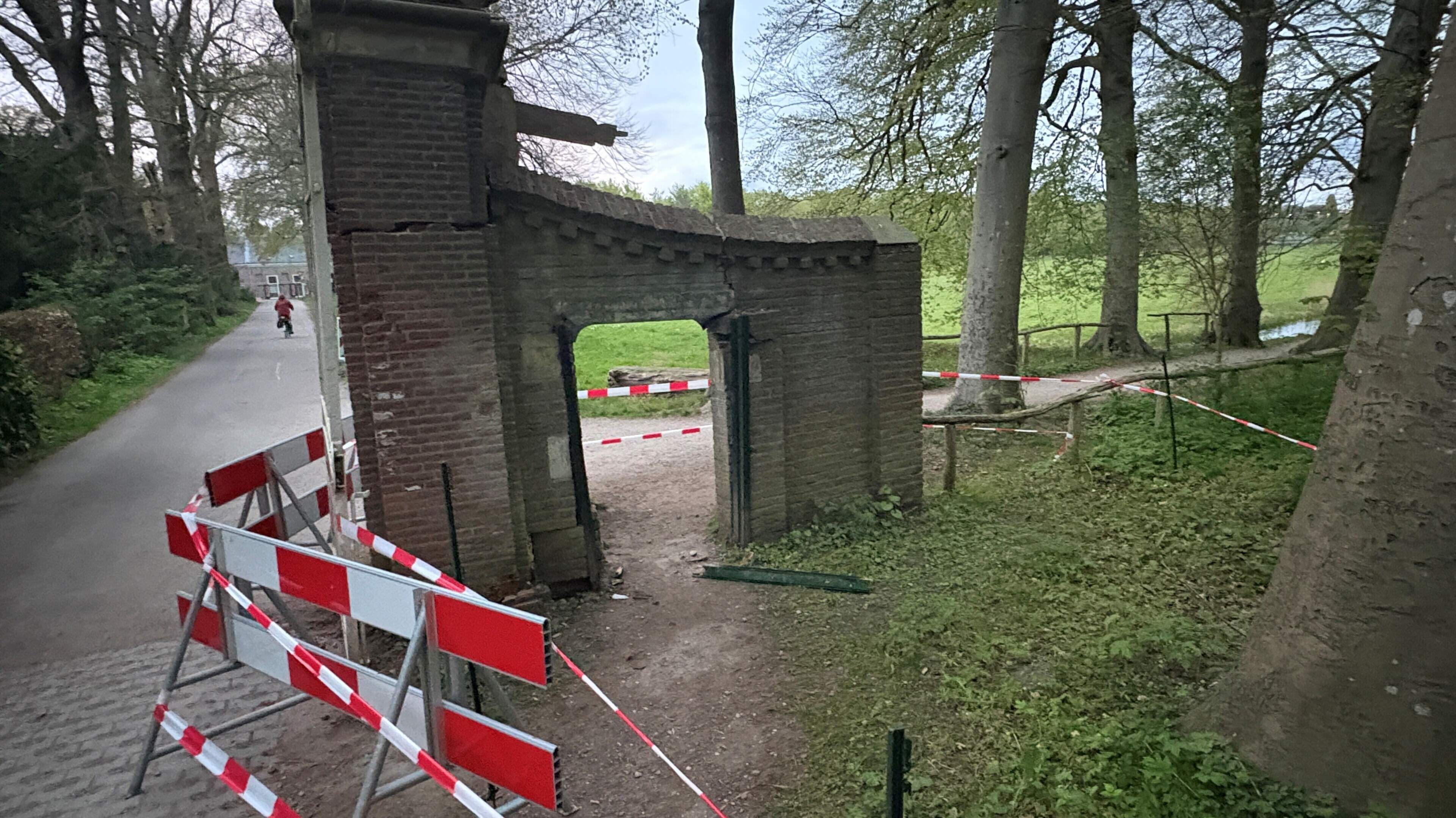 Contractor crashes into old gate of Duinvliet estate