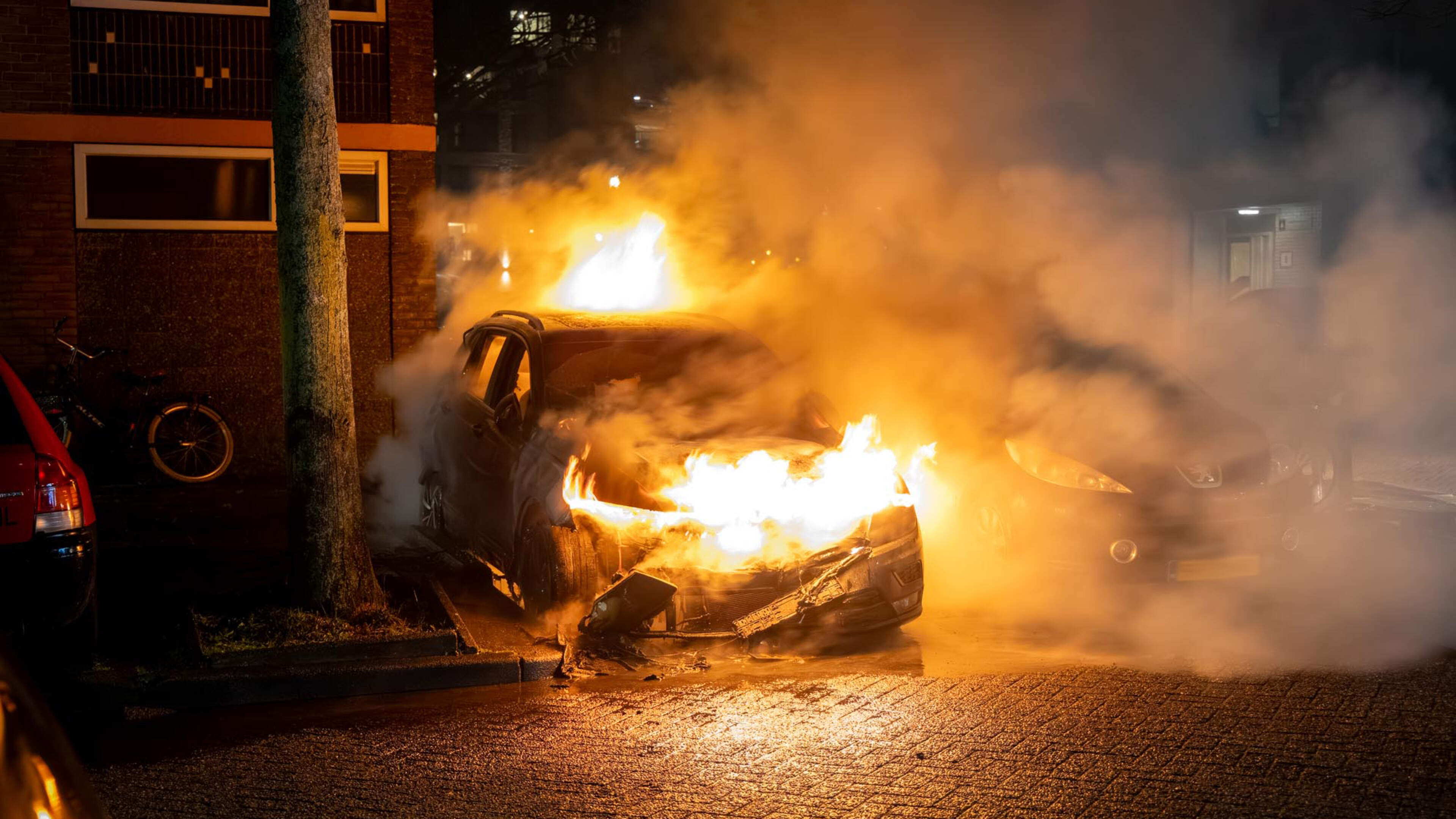 Two cars damaged by fire in Haarlem, arson not ruled out