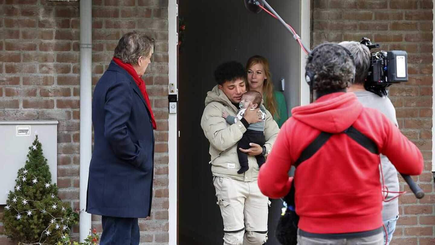 Robert ten Brink brengt huilende Belal (28) van Egypte naar