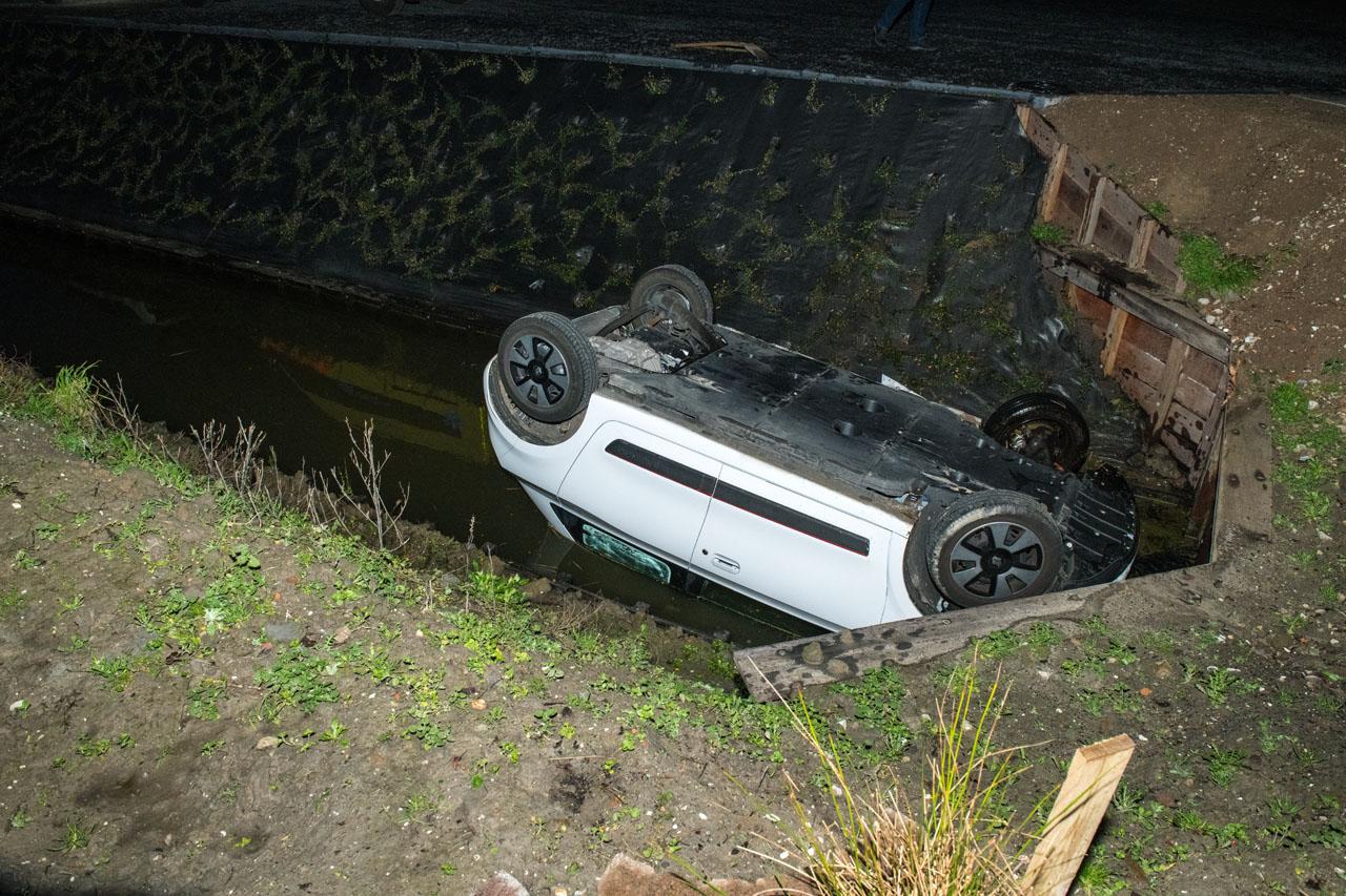 Auto belandt op z’n kop in sloot in Zwaanshoek