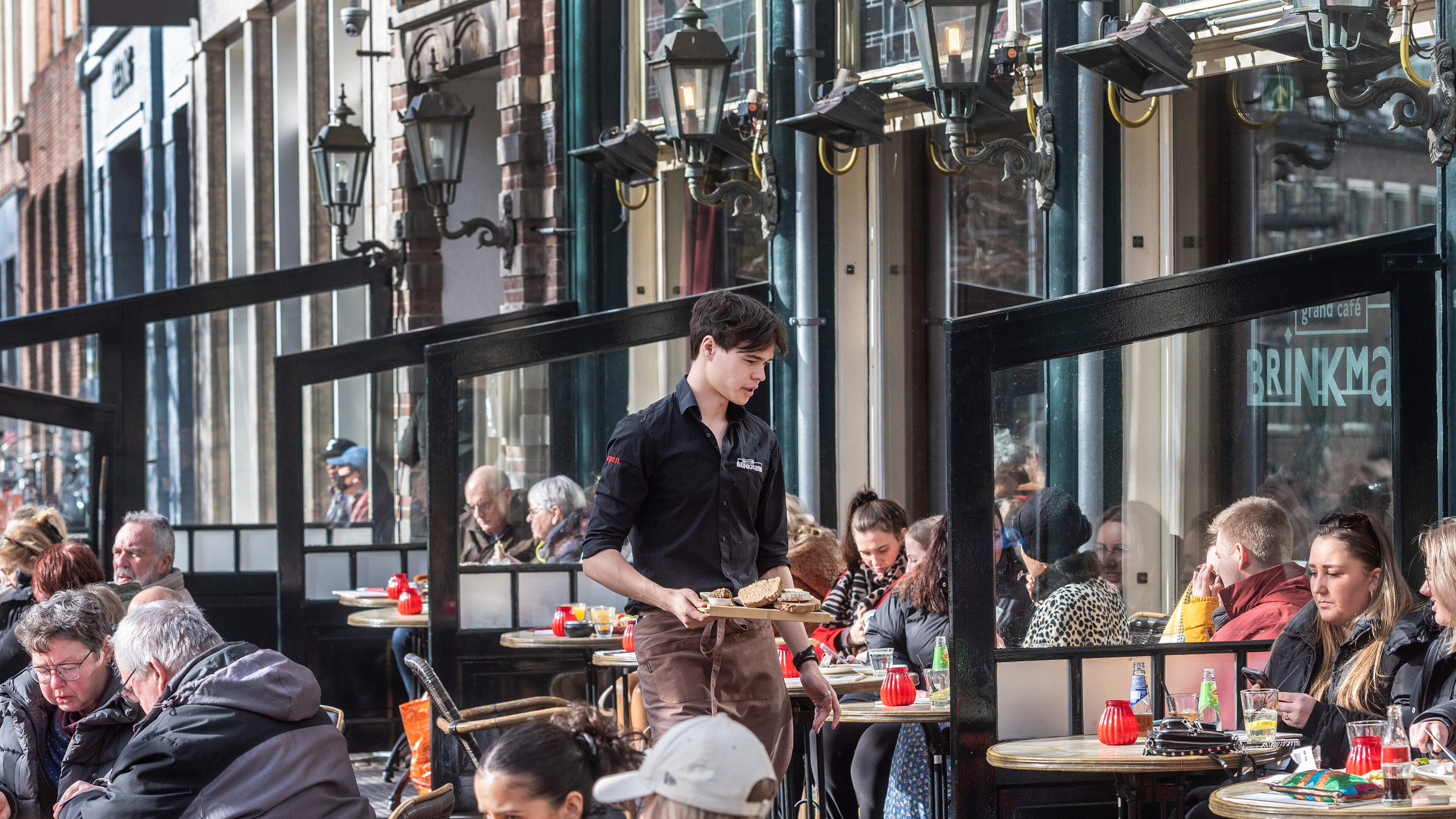 Mayor declares early coffee on Haarlem terraces a ‘risk for entrepreneurs’: ‘You risk a fine’