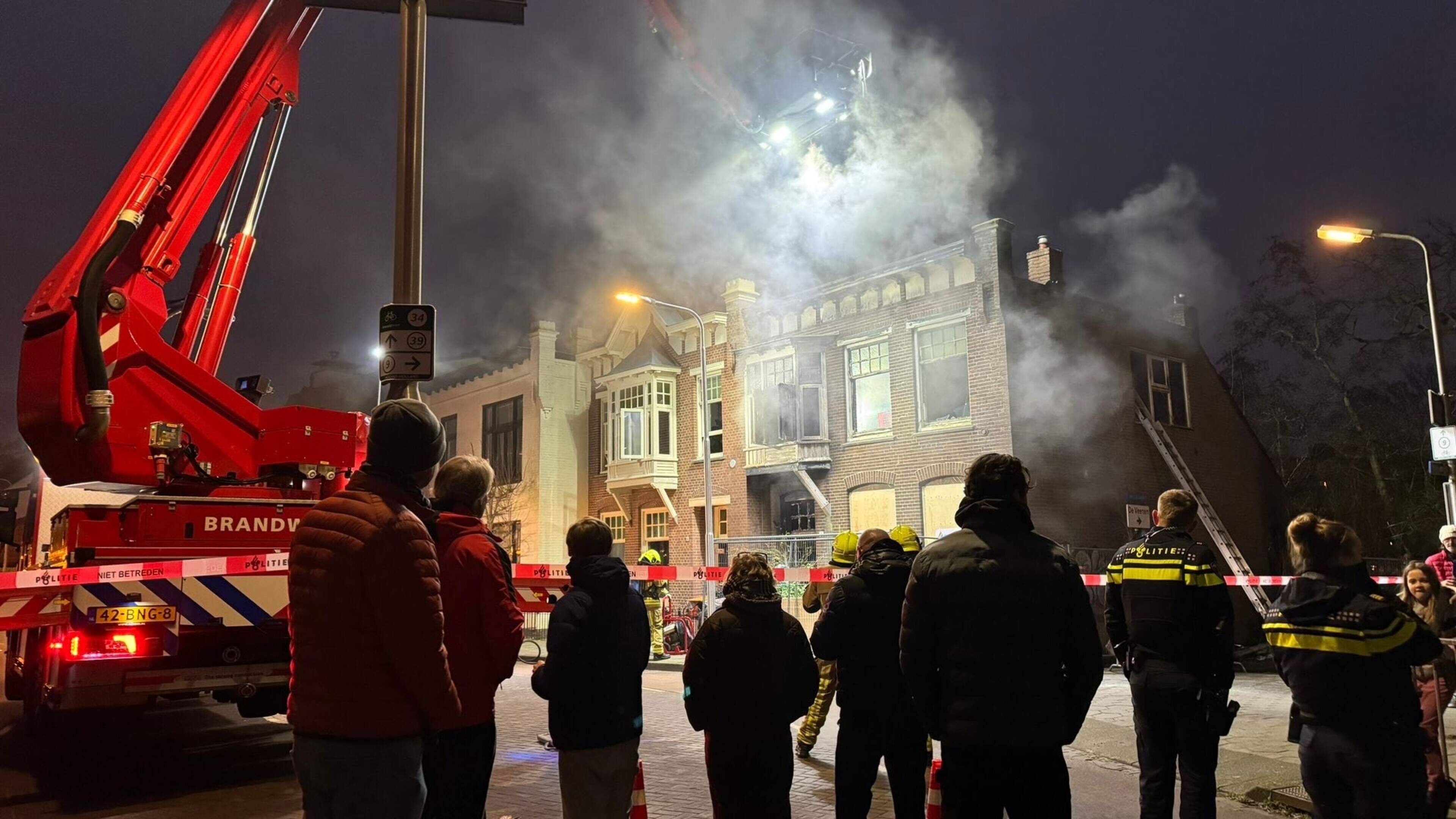 Vuur weer opgelaaid na uitslaande brand in veelbesproken huis Santpoort-Zuid [update]