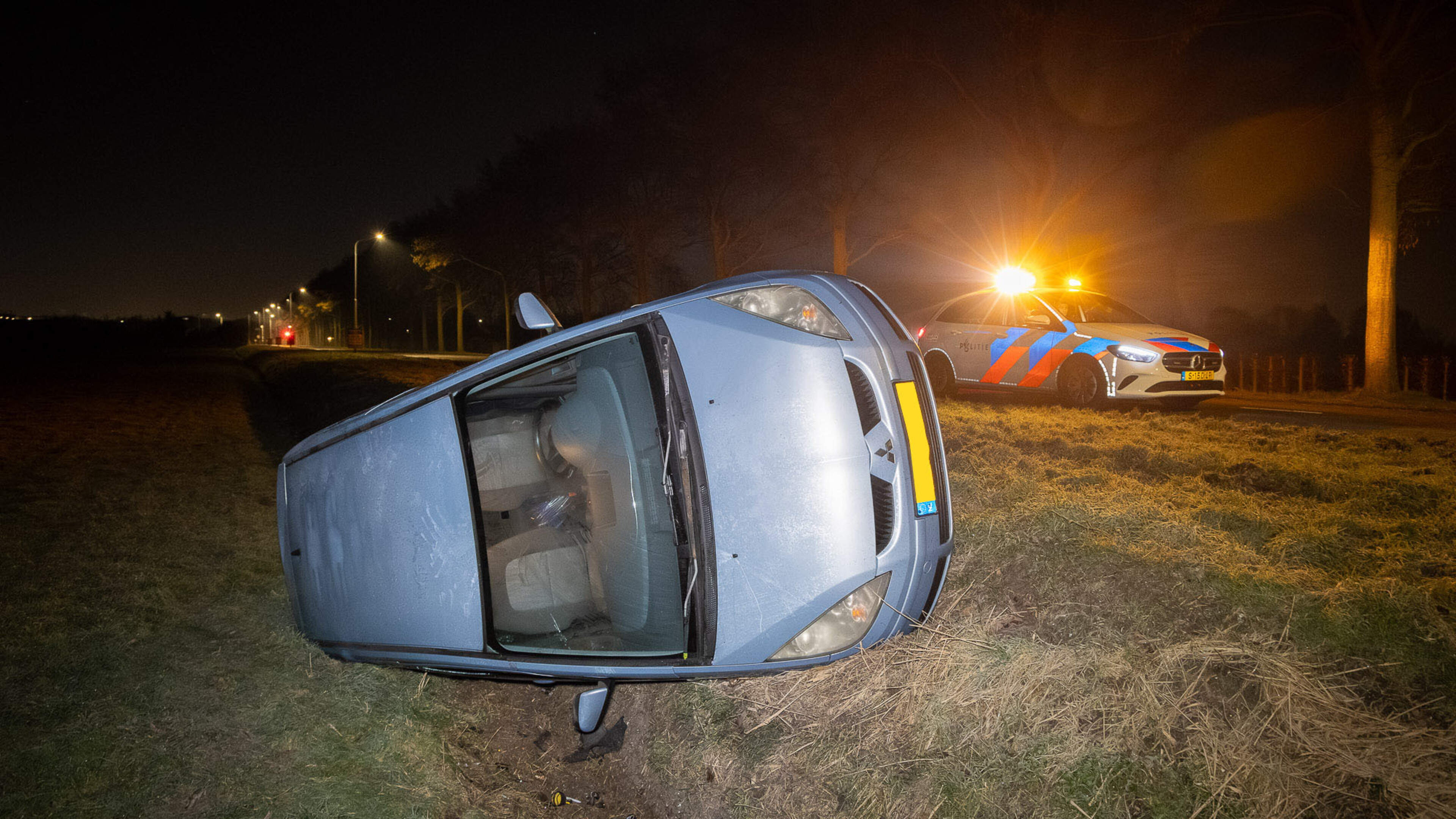 Auto belandt in greppel Cruquius, bestuurder gaat ervandoor