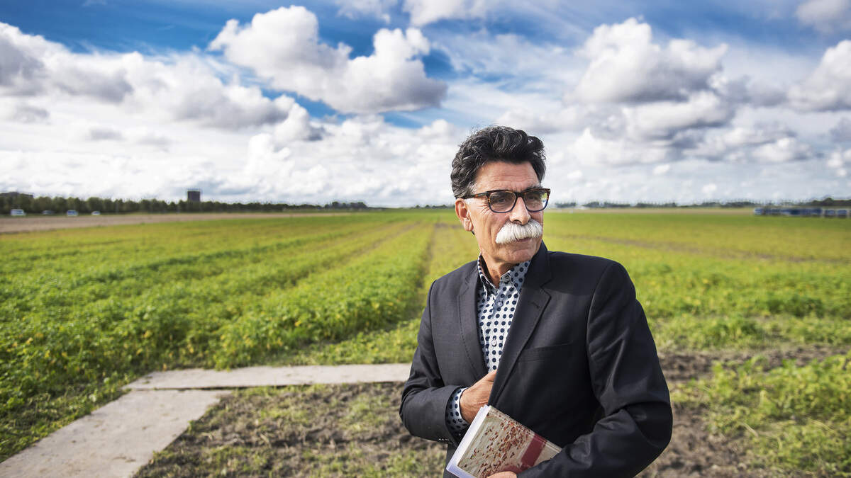 Schrijver Kader Abdolah spreekt voor taalcoaches in Heemstede