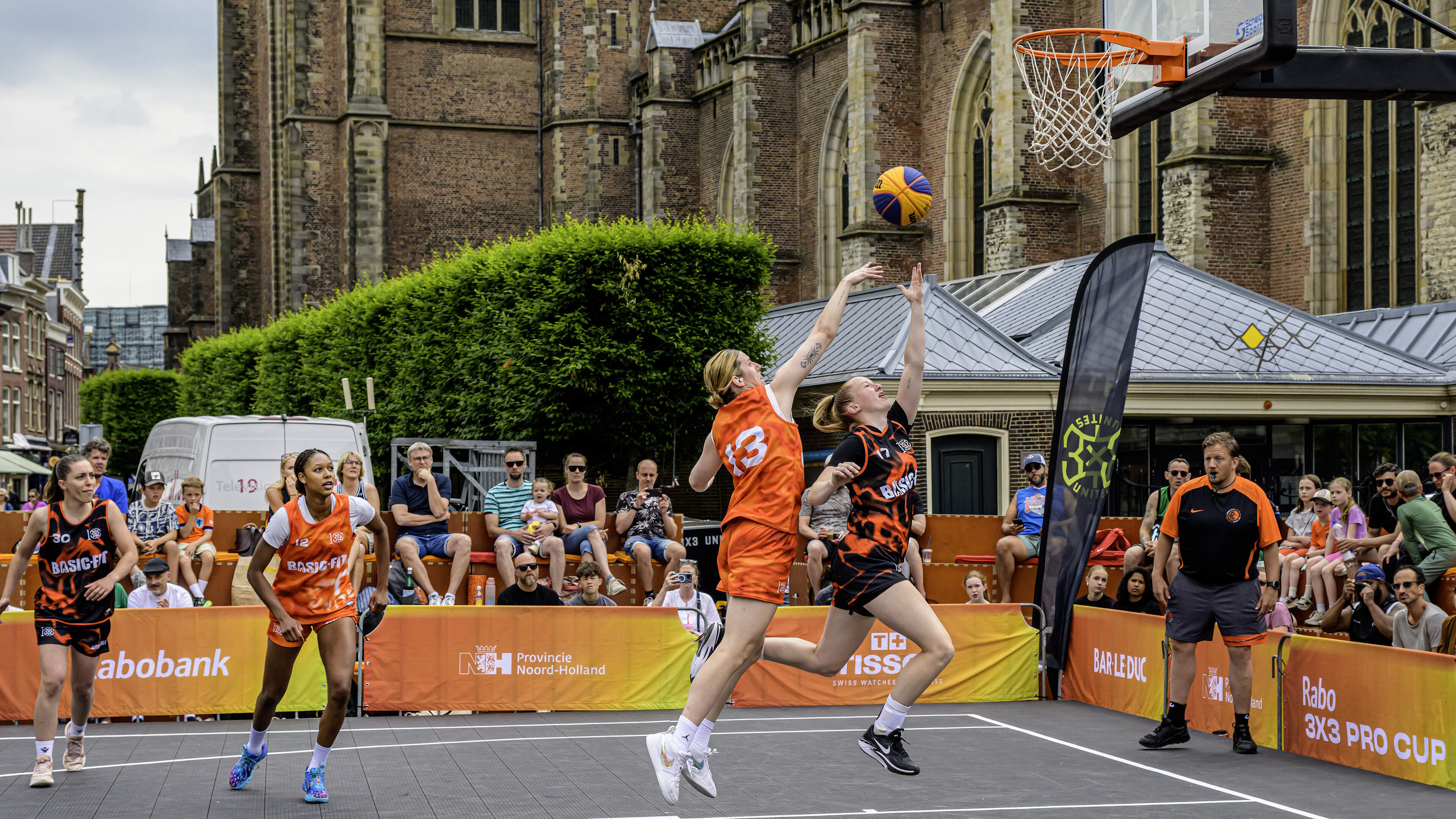 3x3 basketball takes over Haarlem in the shadow of St. Bavo Church. ‘The atmosphere is relaxed, but there is something at stake’