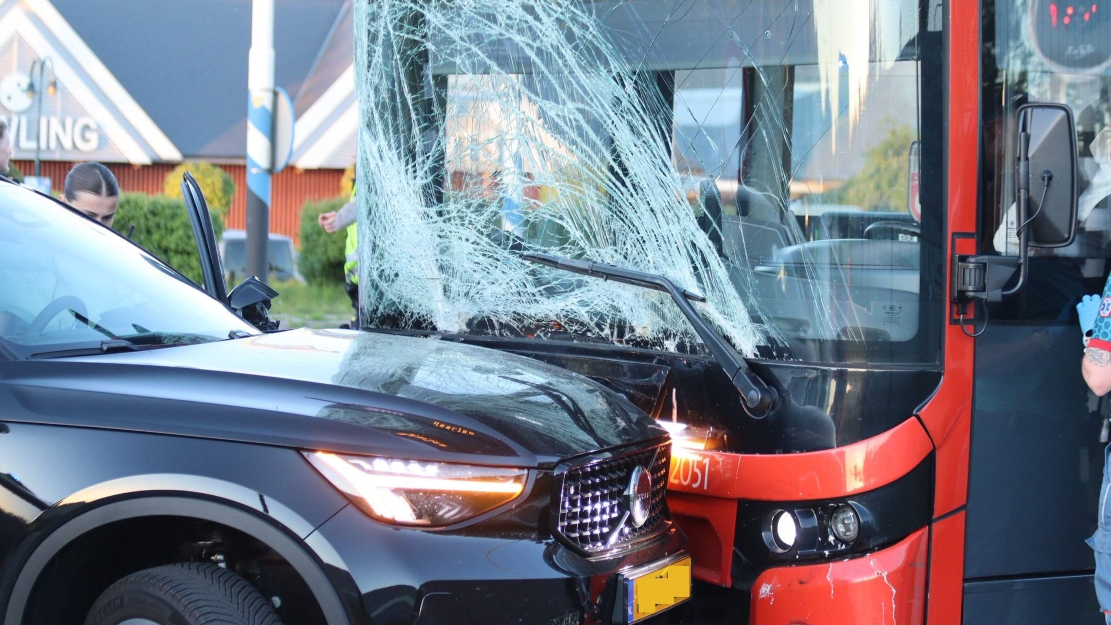 Major damage after bus and car collide at Hoofddorp intersection