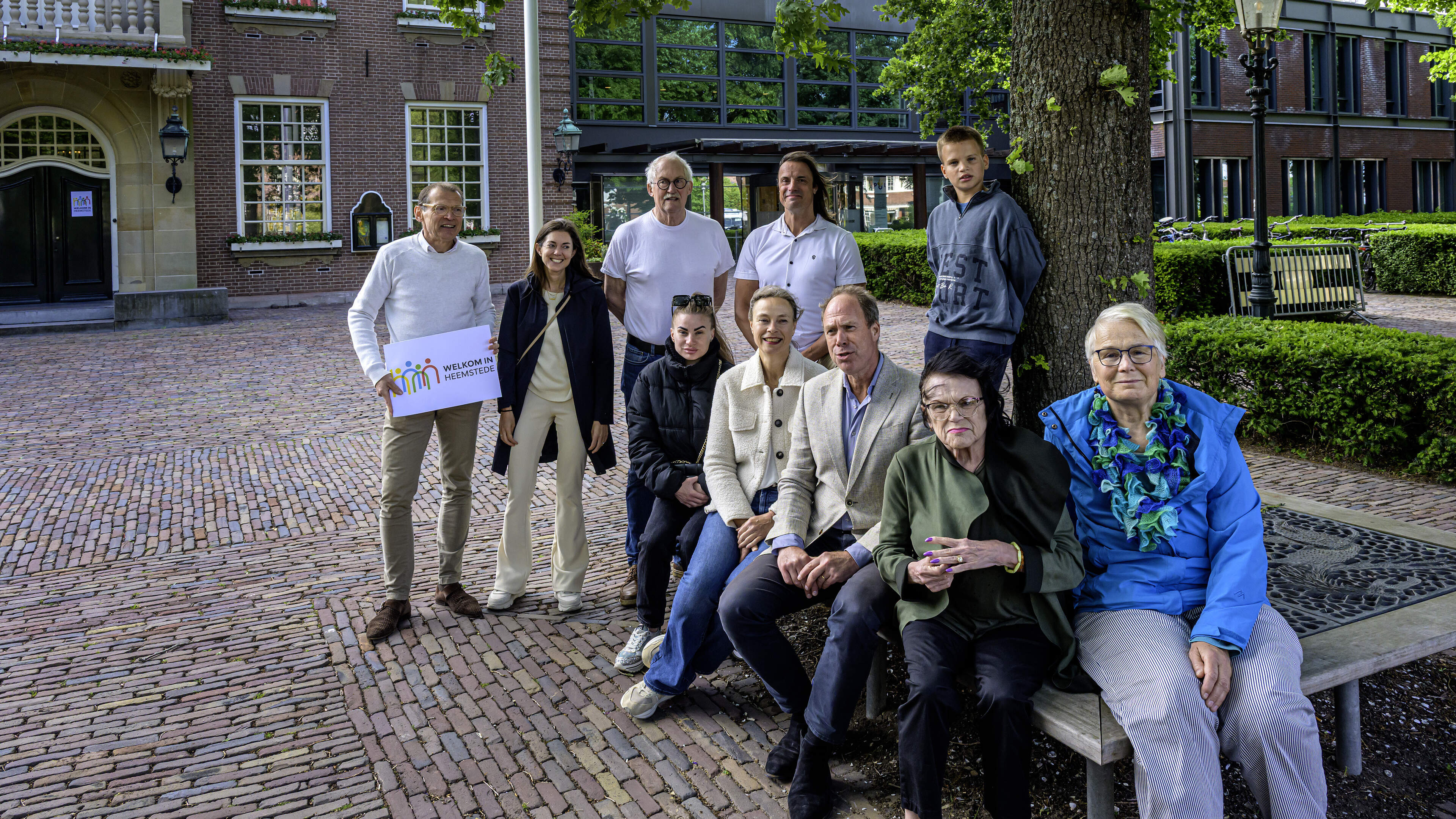 These Heemstede residents hope the village shows massive support for refugee housing on June 20. 'If you have enough, build a longer table, not a higher wall'