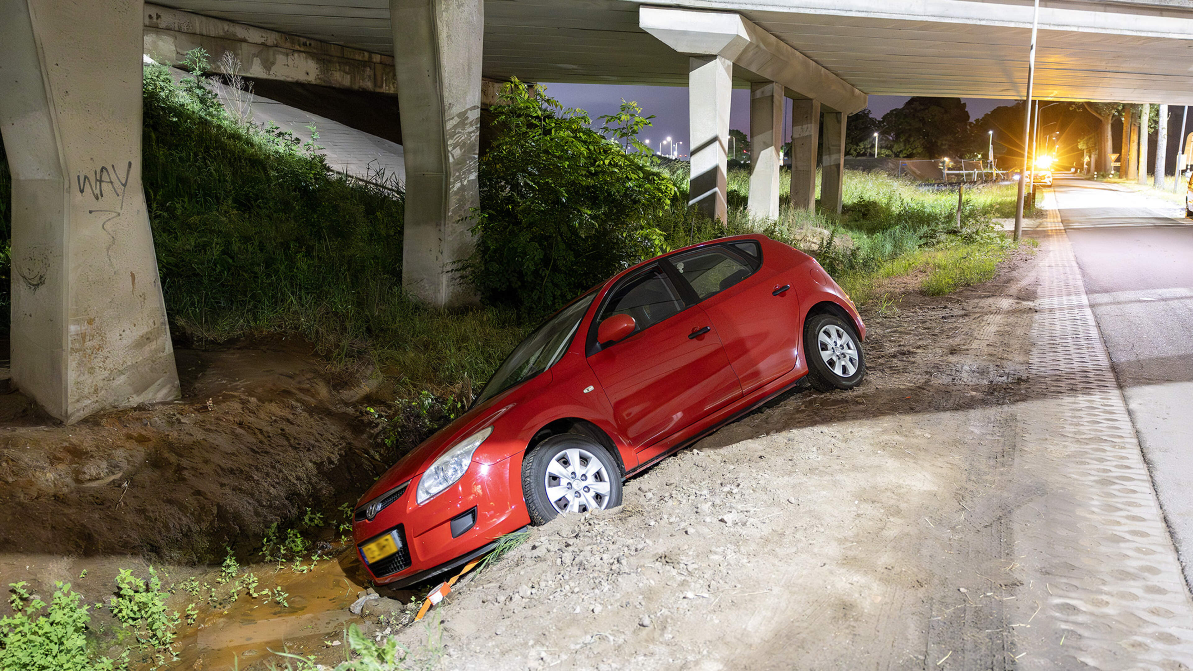 Abandoned car found in ditch along Kromme Spieringweg in Vijfhuizen