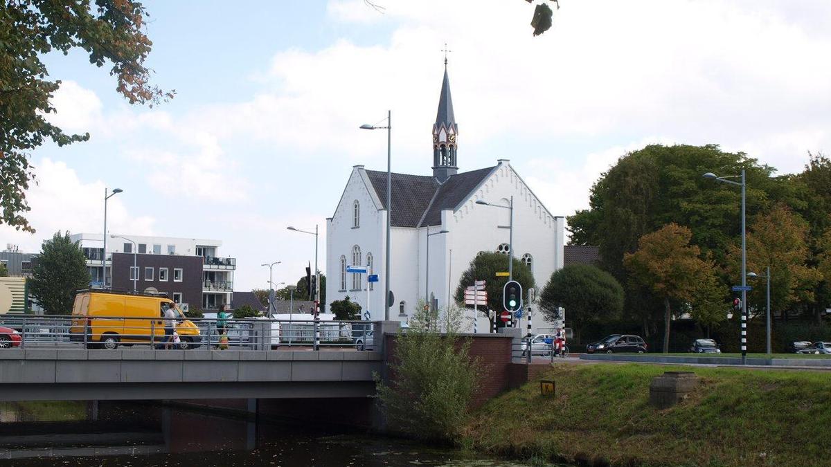 Witte Kerk Nieuw Vennep Stadsherstel wil pastorie en Witte Kerk in Nieuw-Vennep aankopen