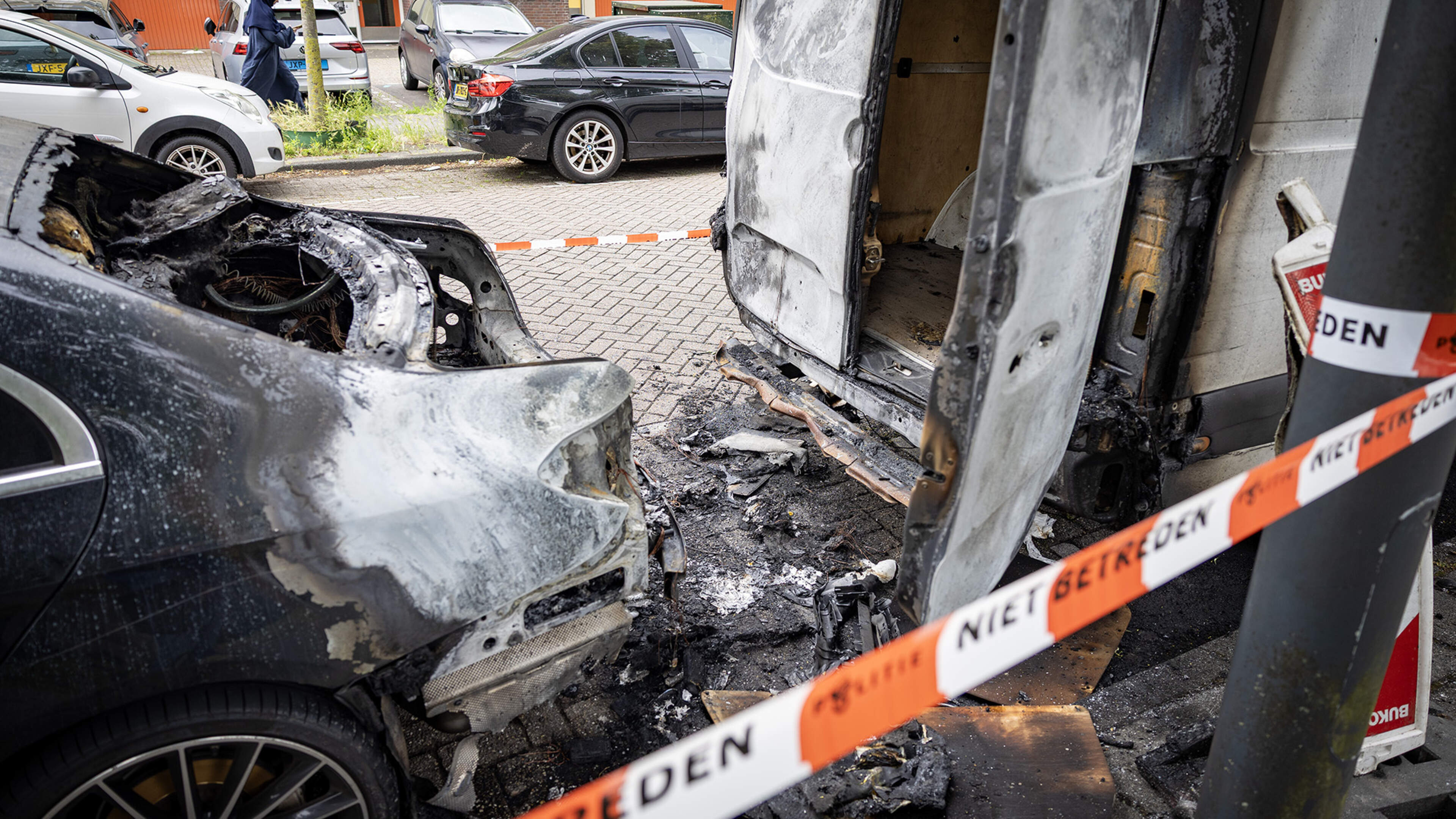 Two cars on fire in Haarlem, police suspect arson