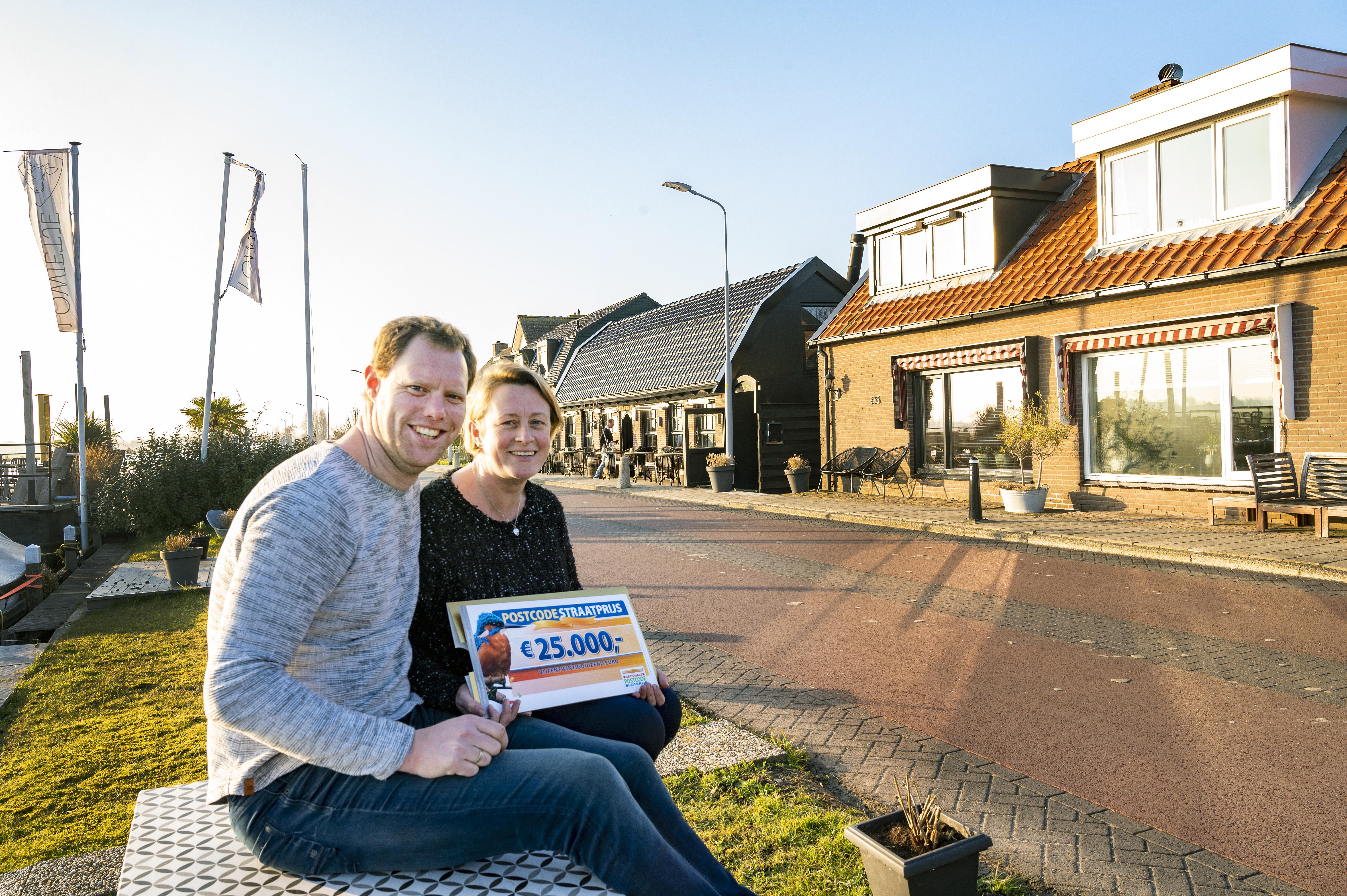 Straat in Abbenes met slechts tiental huizen wint in Postcodeloterij: ’Daar wonen winnaars, en daar,