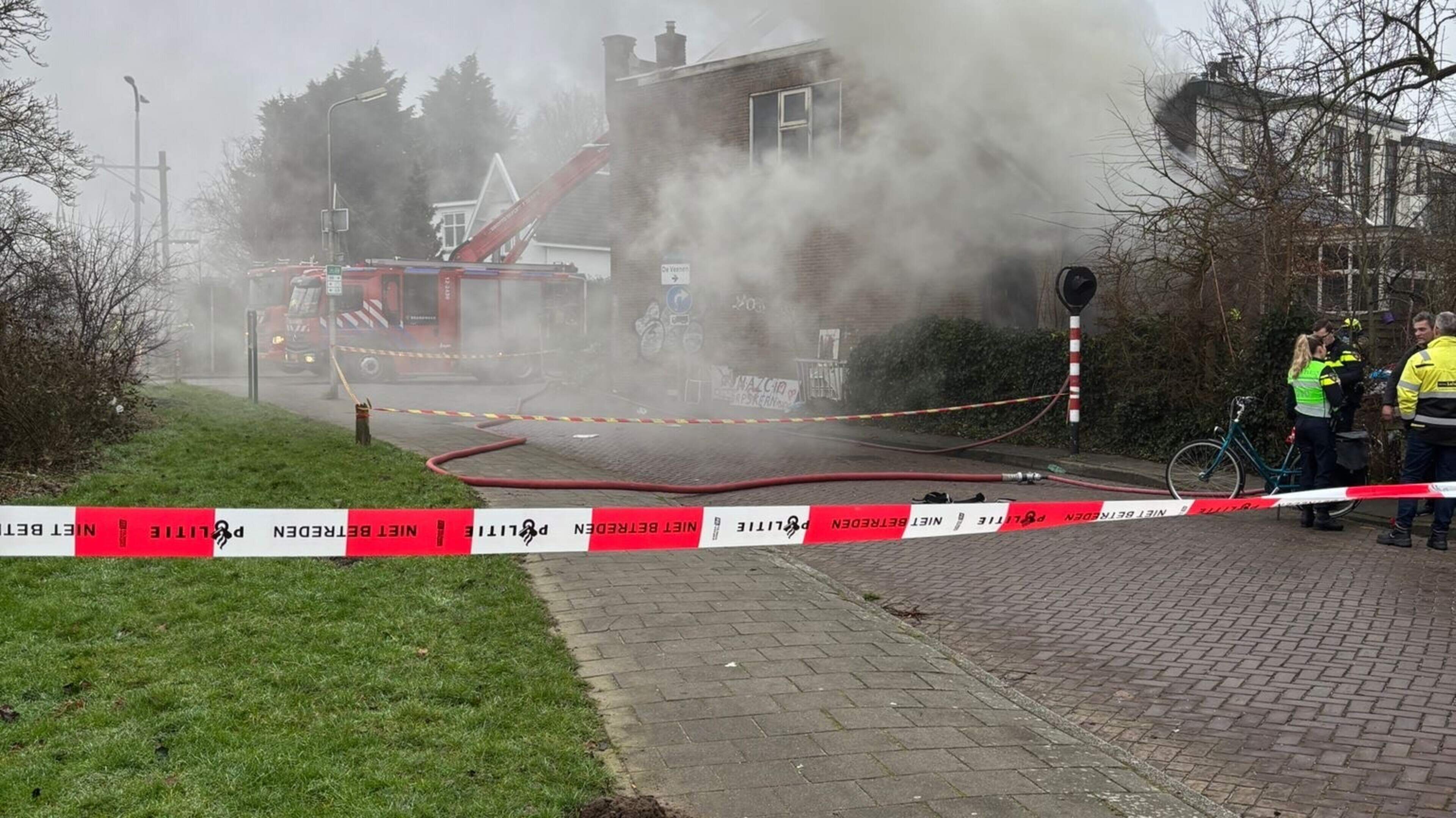 Veel rook bij uitslaande brand in veelbesproken woning Santpoort-Zuid