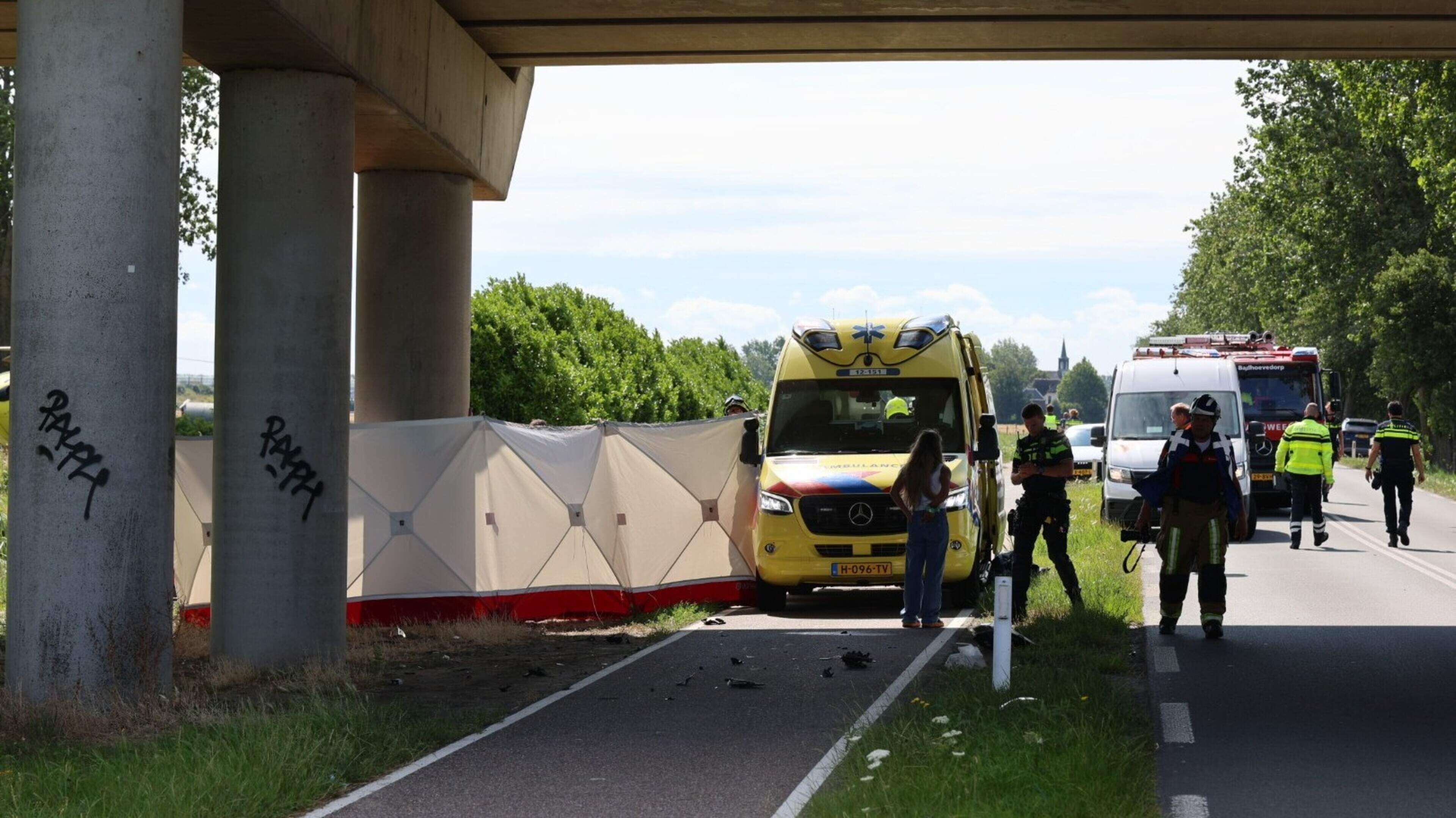 Car crashes at N232 overpass near Lijnden: one person seriously injured, road closed