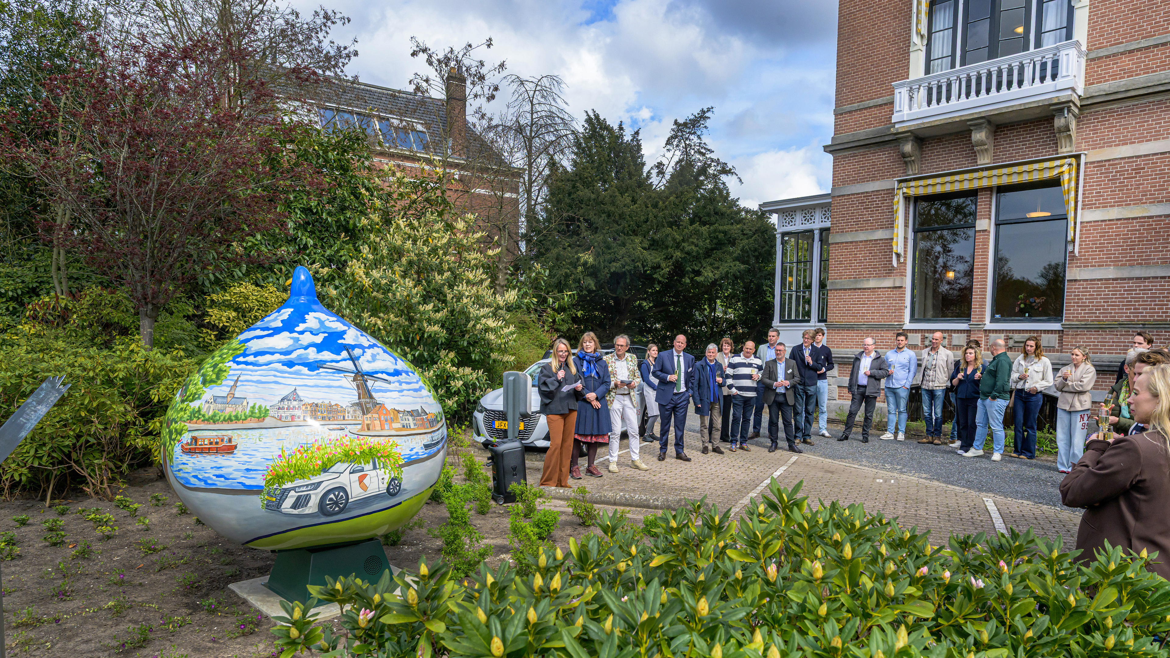 The trail of giant bulbs nears completion: Number 92 stands at Florapark in Haarlem