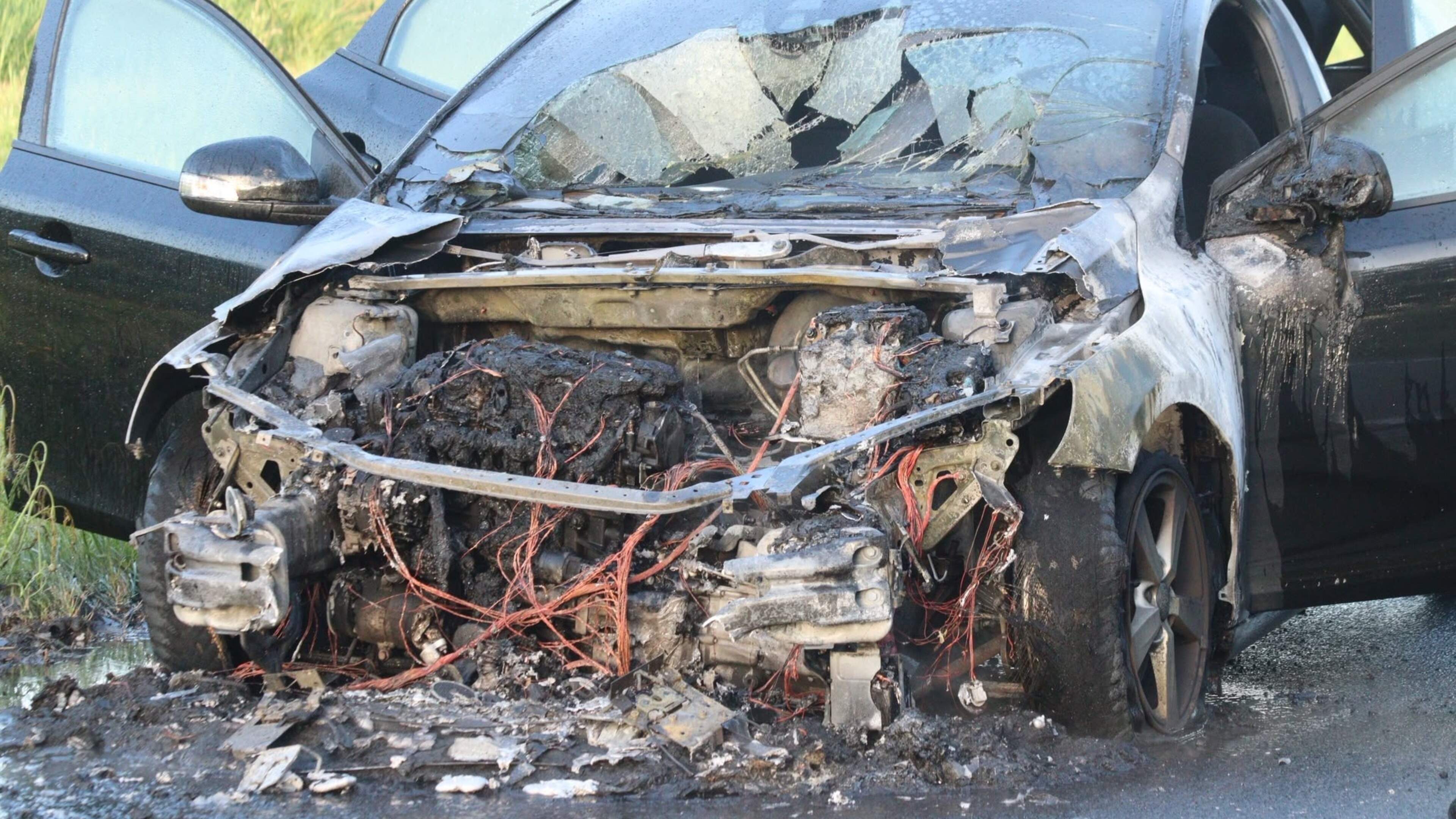 Car catches fire and burns out on Nieuwe Bennebroekerweg in Hoofddorp