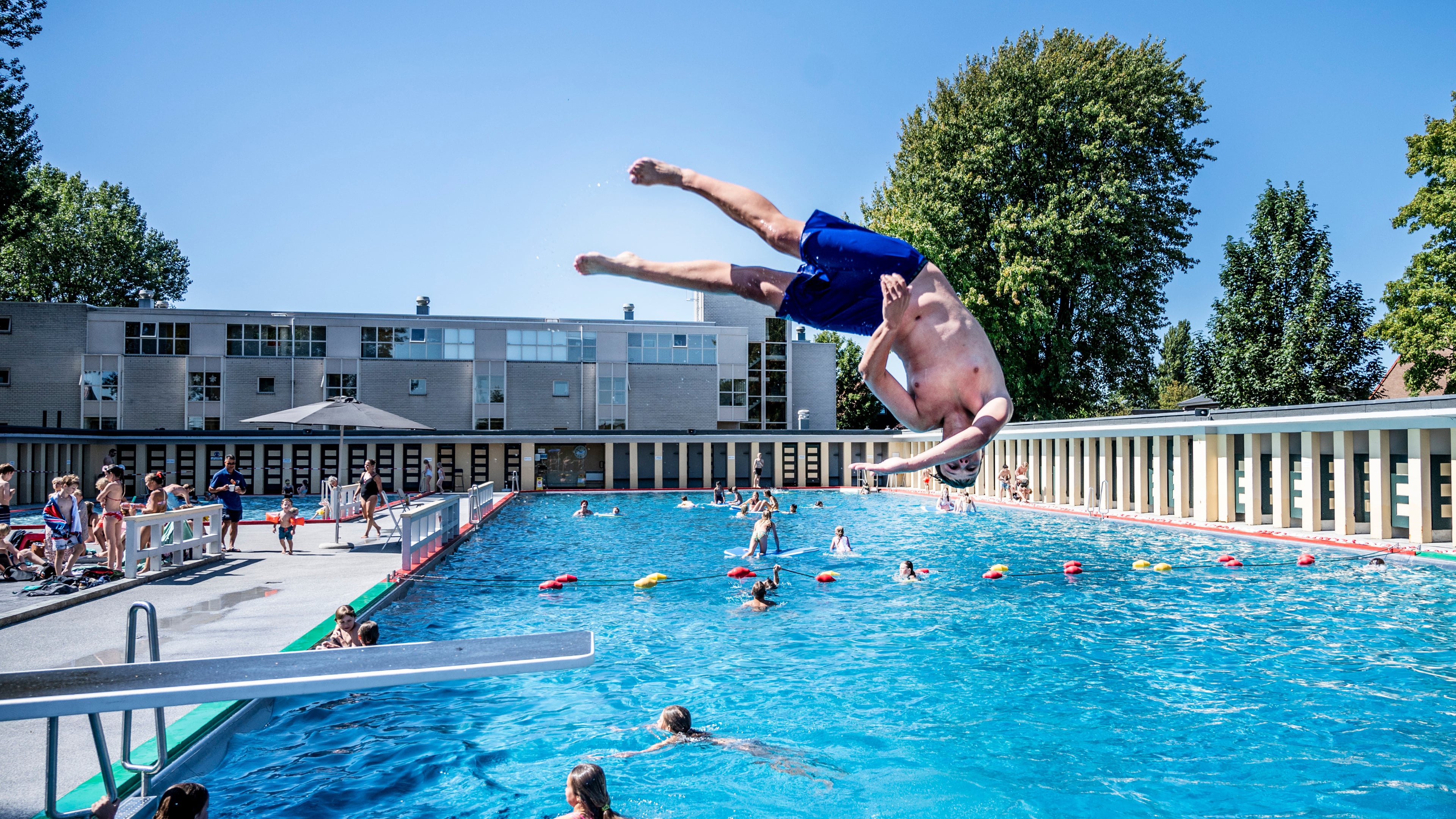 De Houtvaart swimming pool adds extra opening hours for Pentecost as sunny weather warms the water