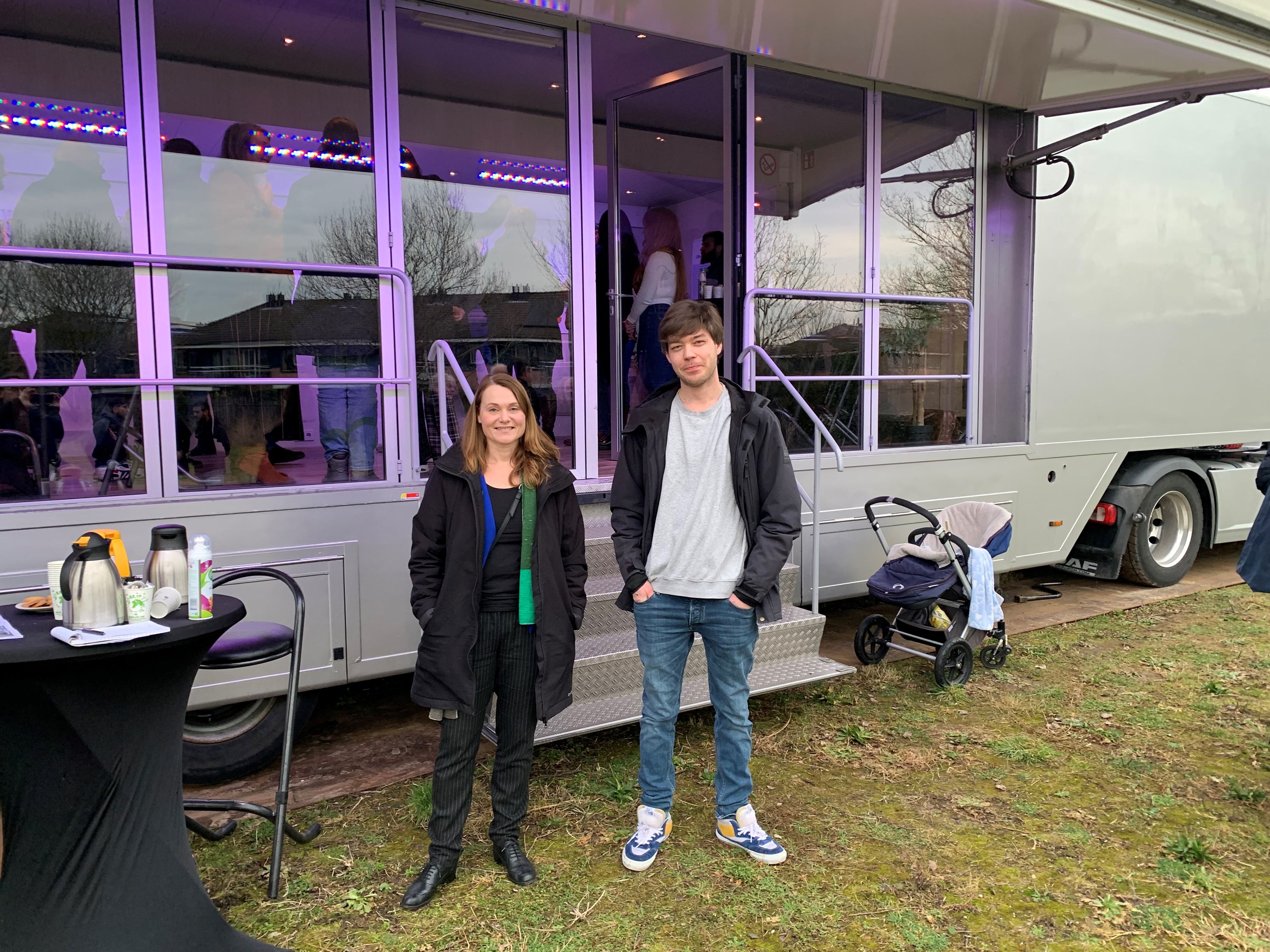 Drukke inloopsessie woningbouw Blekersveld in Overveen. ’Ik wil hier wonen, want met mijn salaris al