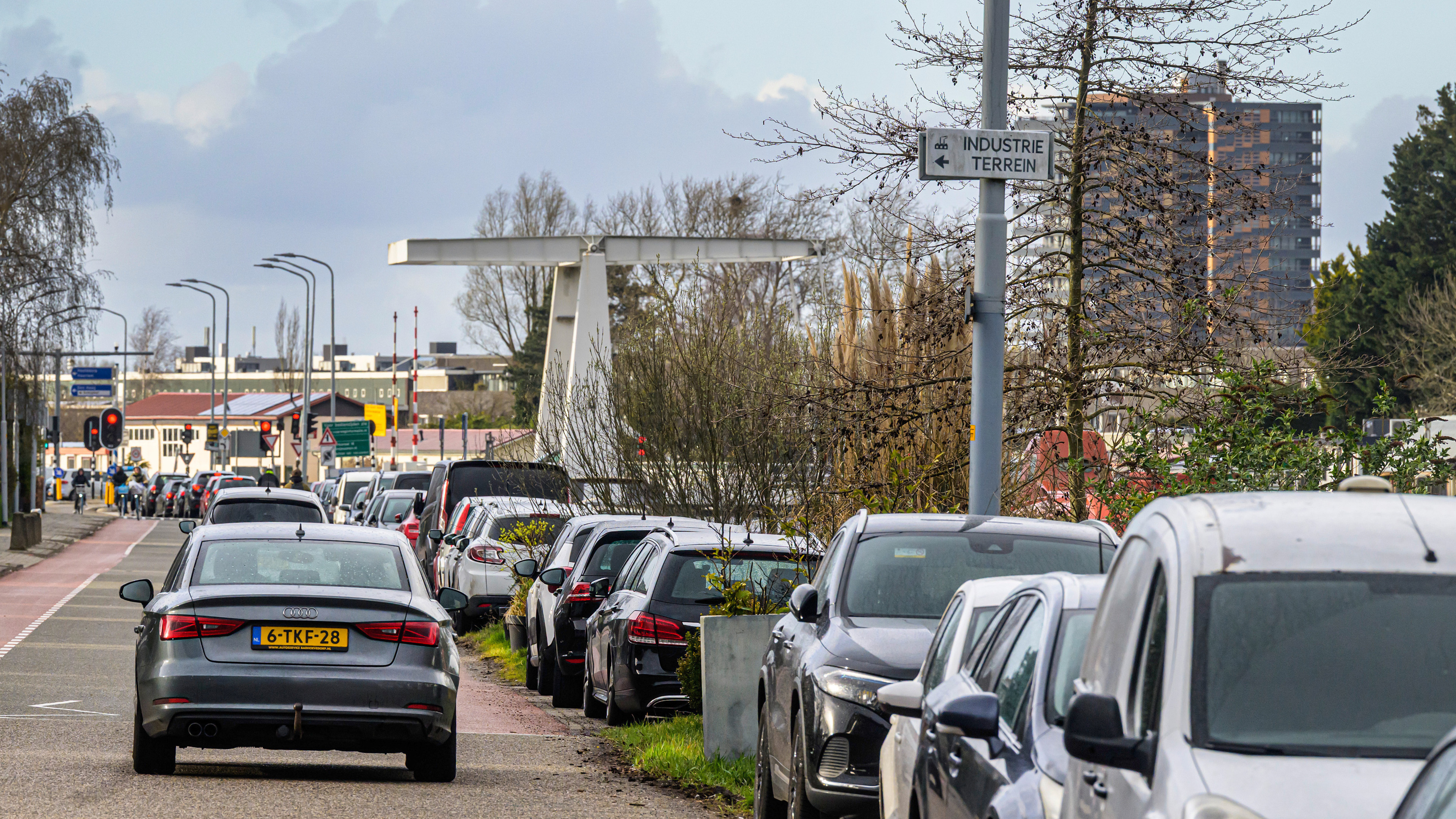 Badhoevedorp to implement temporary measure to combat parking nuisance, but which one? 'I'm against wrecks in my street, but also against paid parking'