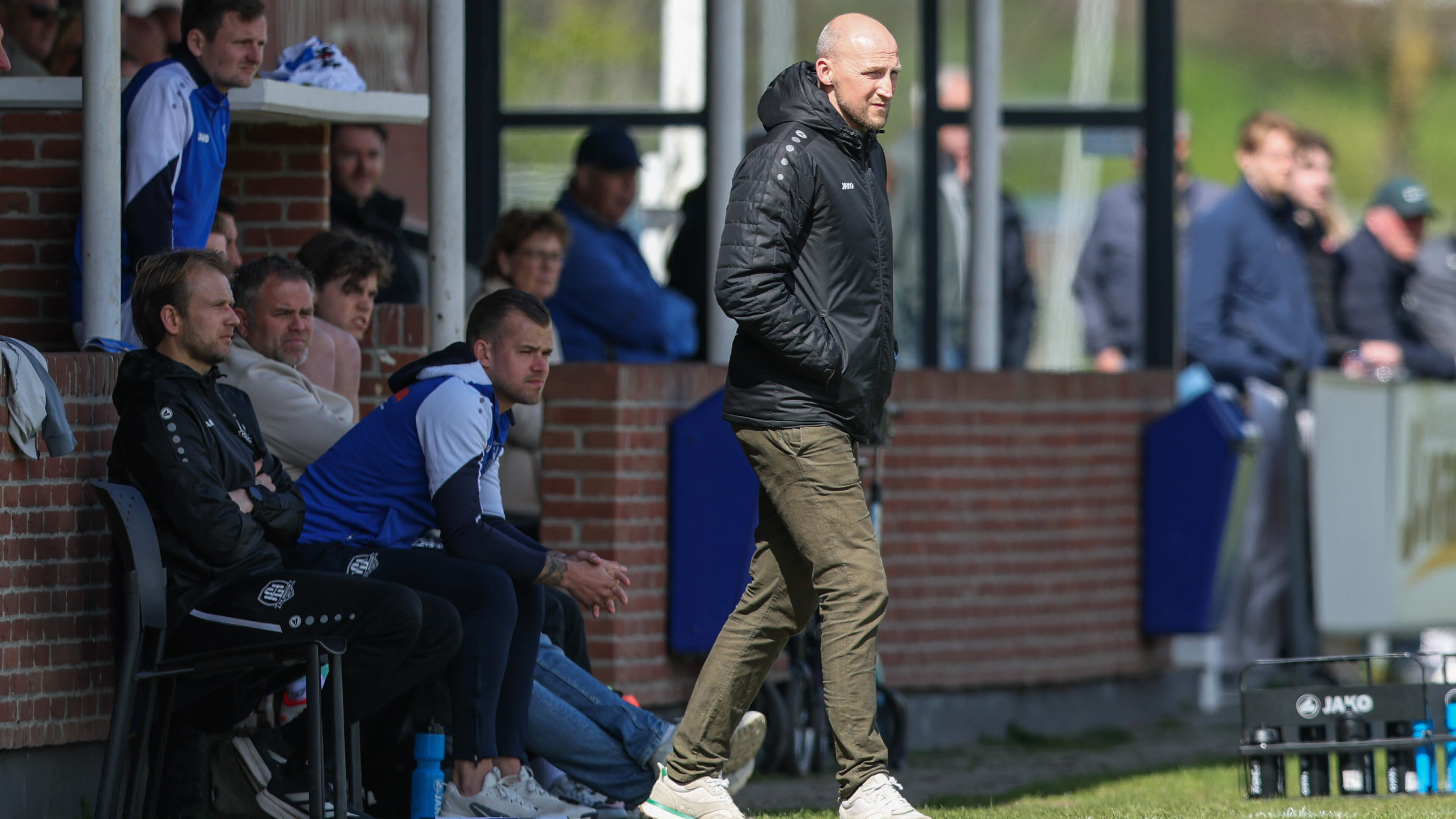 Late coaching carousel in Hillegom: Hans Schakel suddenly quits, experienced bulb region coach succeeds him