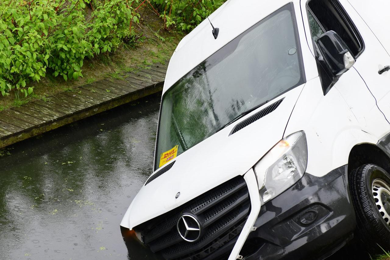 Pakketbezorger raakt te water met bus in Nieuw-Vennep