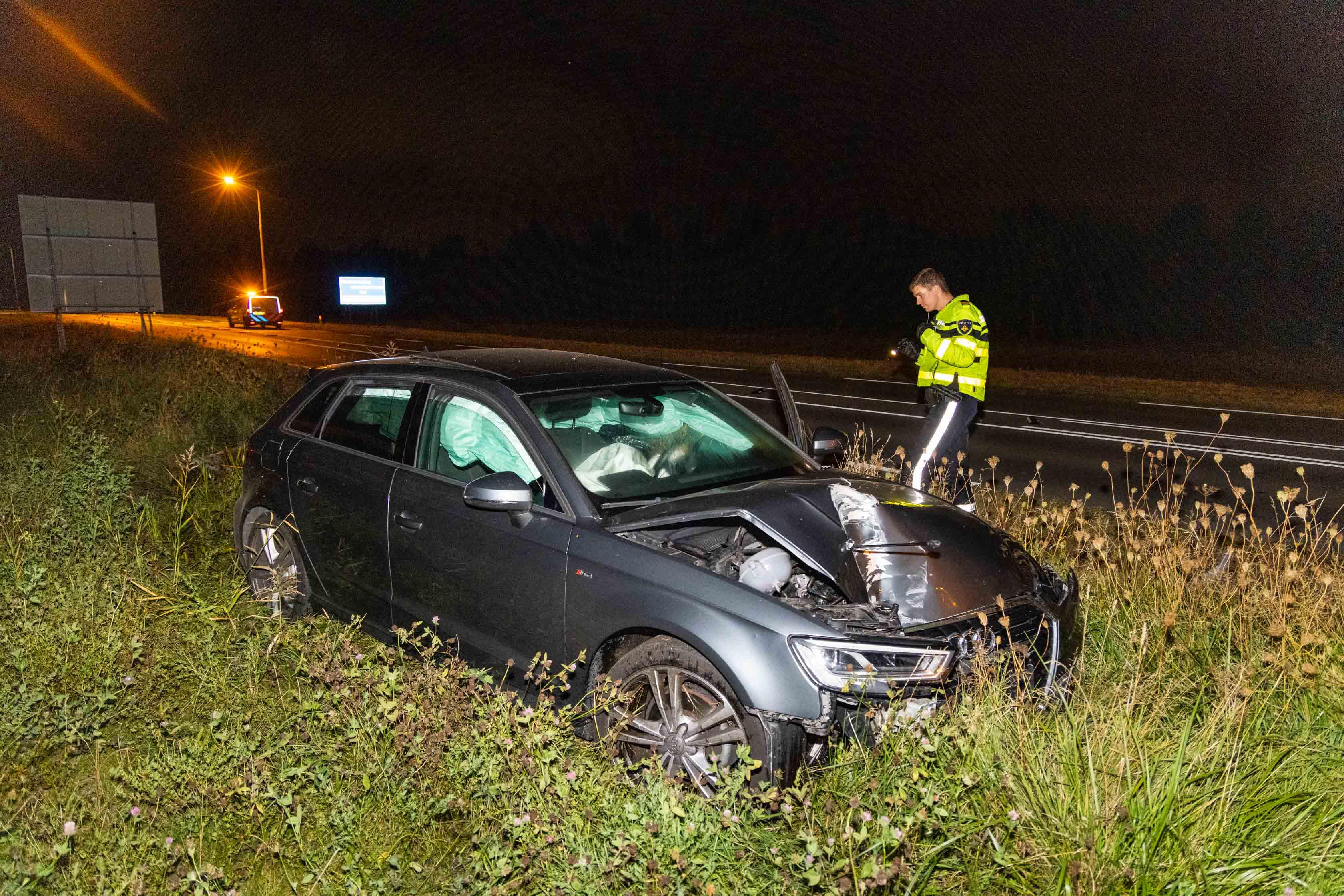 Auto rijdt lantaarnpaal omver in Zwaanshoek, bestuurder verlaat plaats van het ongeluk