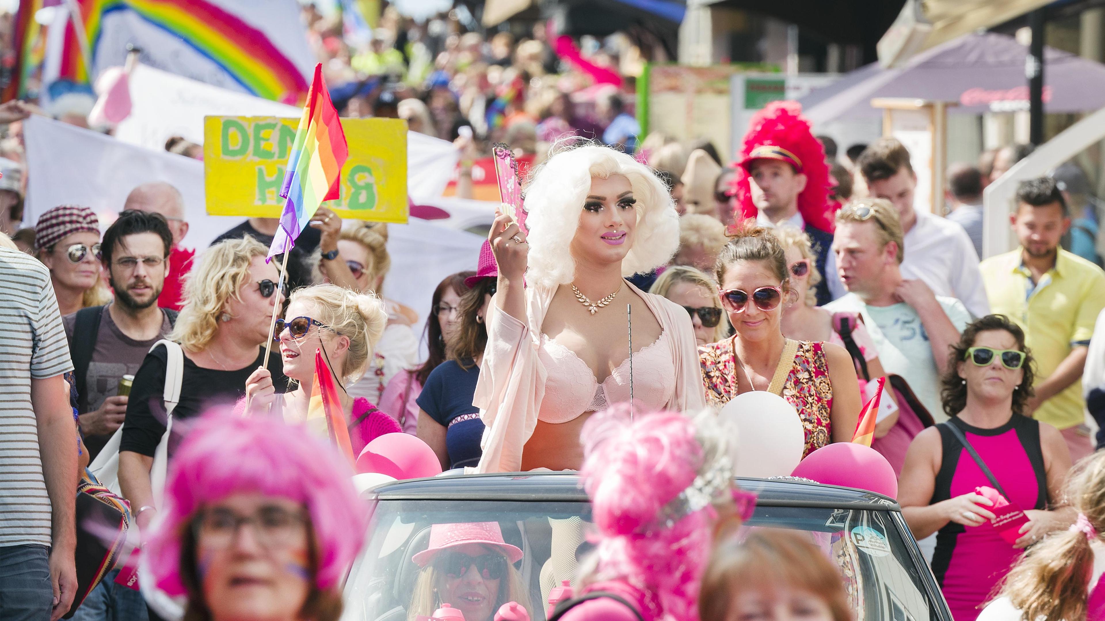 Damian van de Meent (bijna 21) is als Dallas Angel het gezicht van Pride at  the Beach Zandvoort | IJmuider Courant