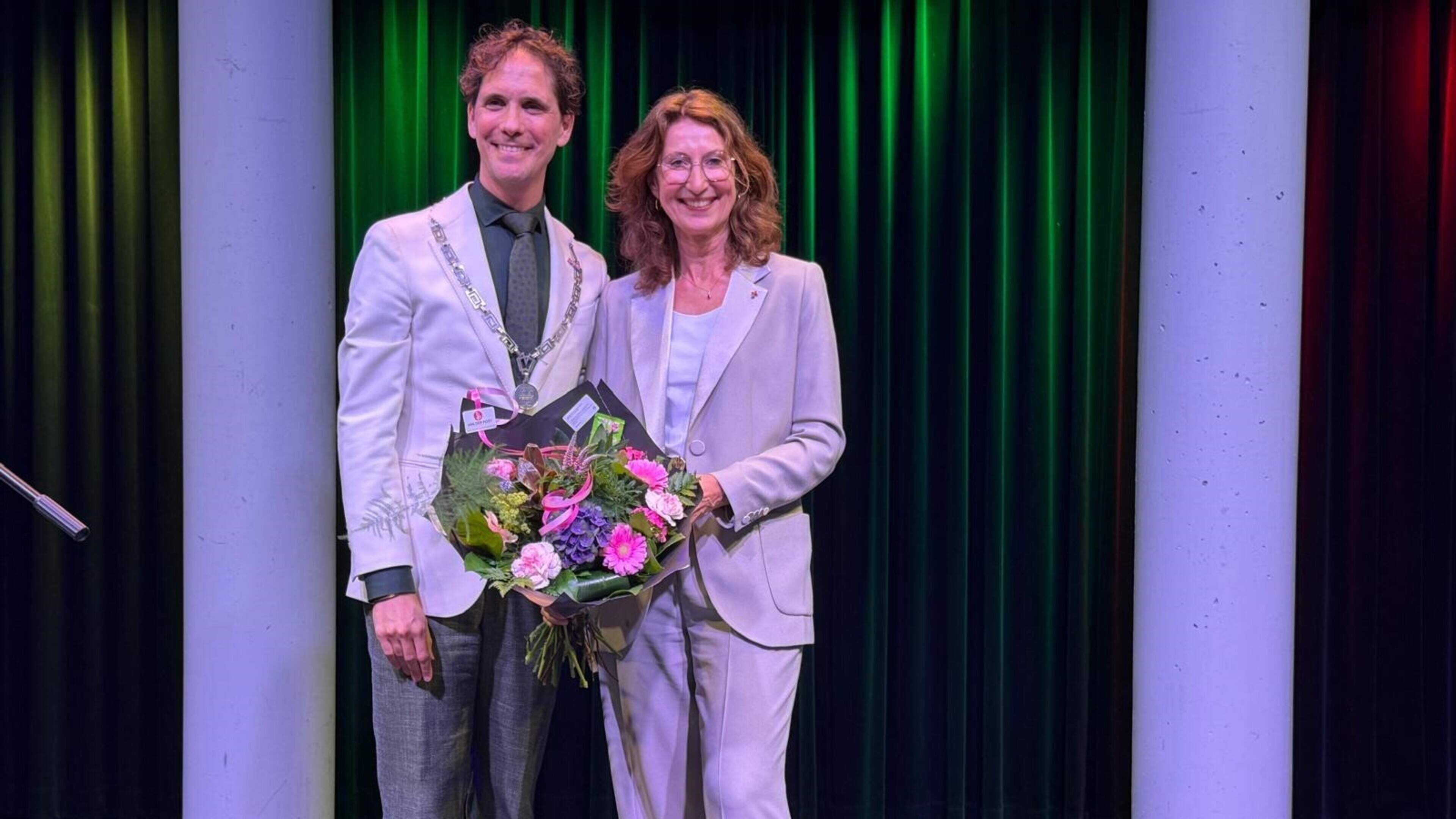 Hillegom Lily, words of praise and an apple tree for outgoing alderman Karin Hoekstra