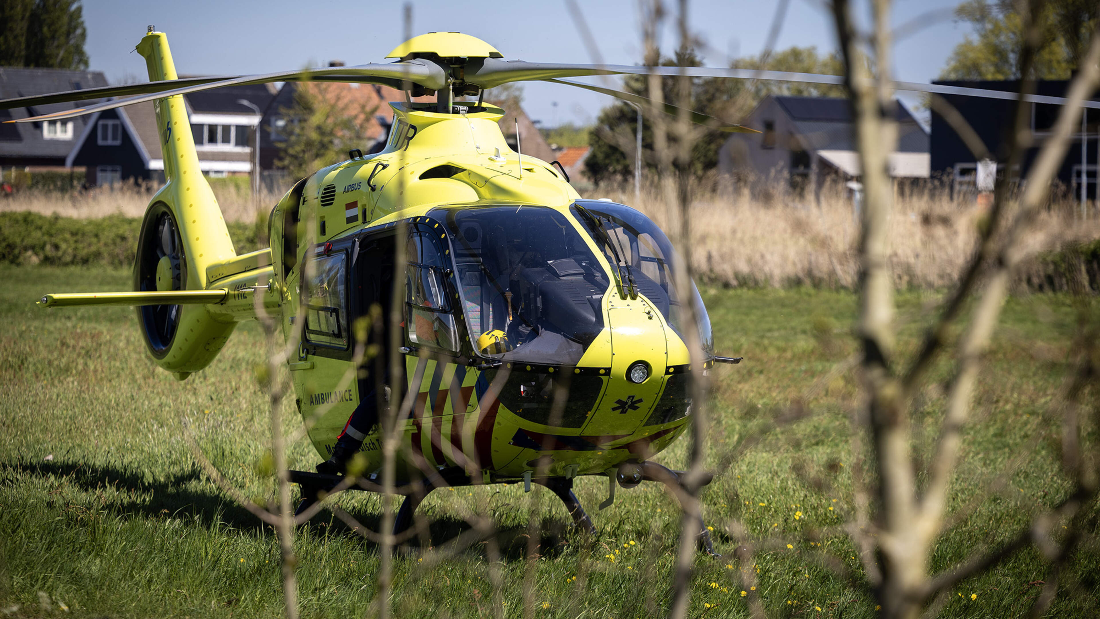 Cyclist seriously injured in fall in Haarlem, air ambulance at the scene