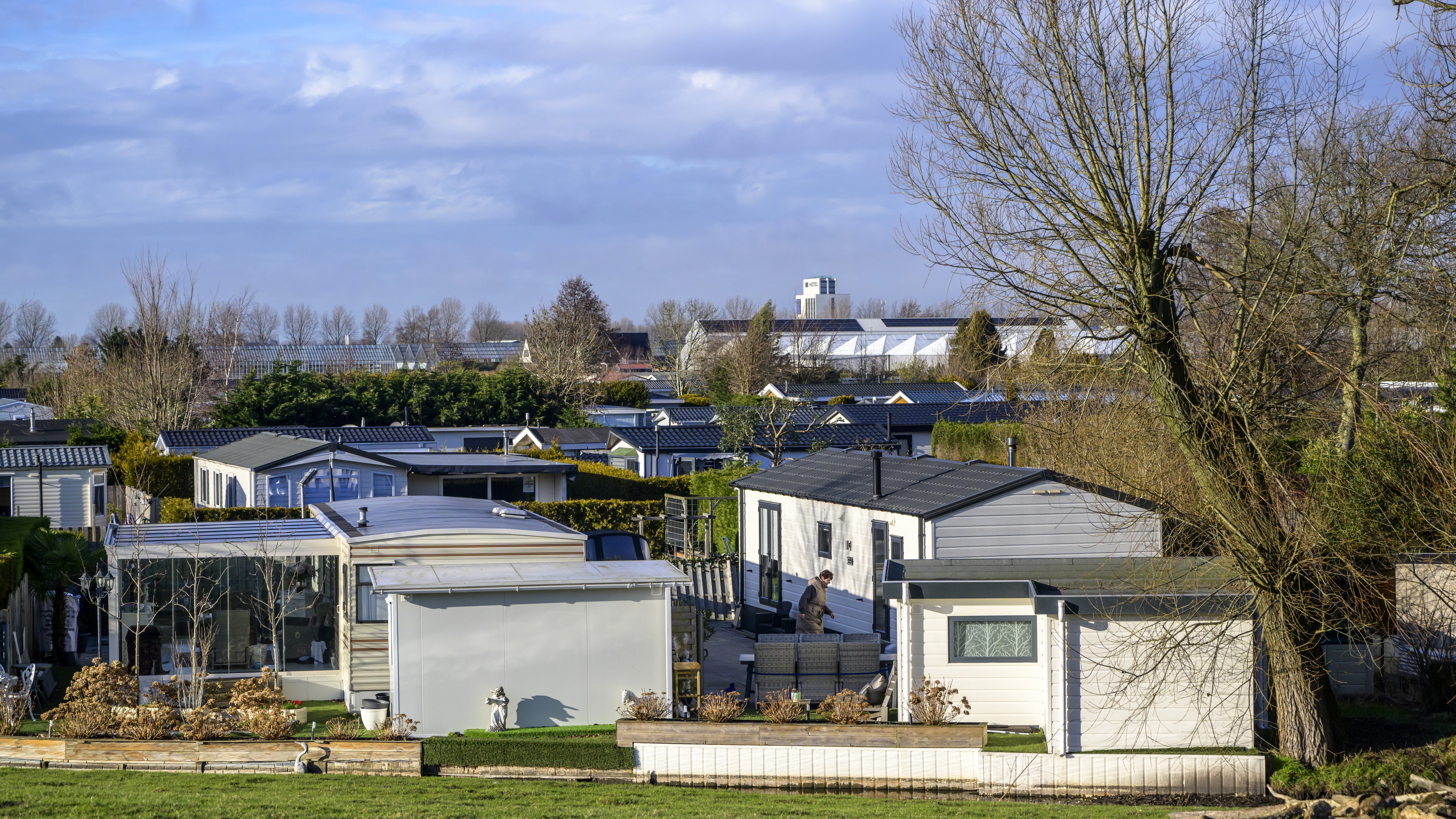 Speeltuin en toiletgebouw voormalige camping De Westeinder in Rijsenhout plotseling gesloopt terwijl