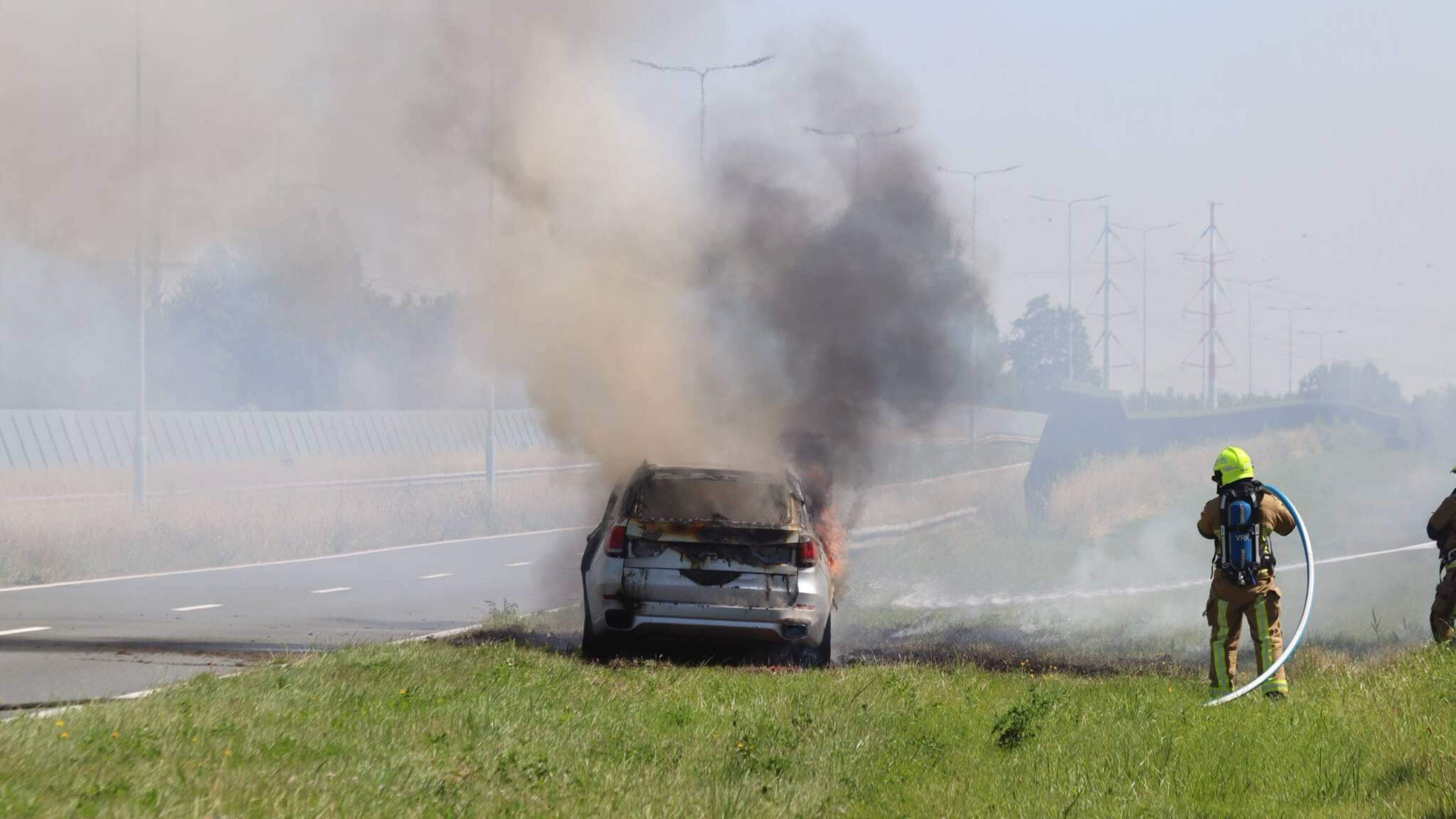 Car completely burnt out on N205 near Hoofddorp, road temporarily closed