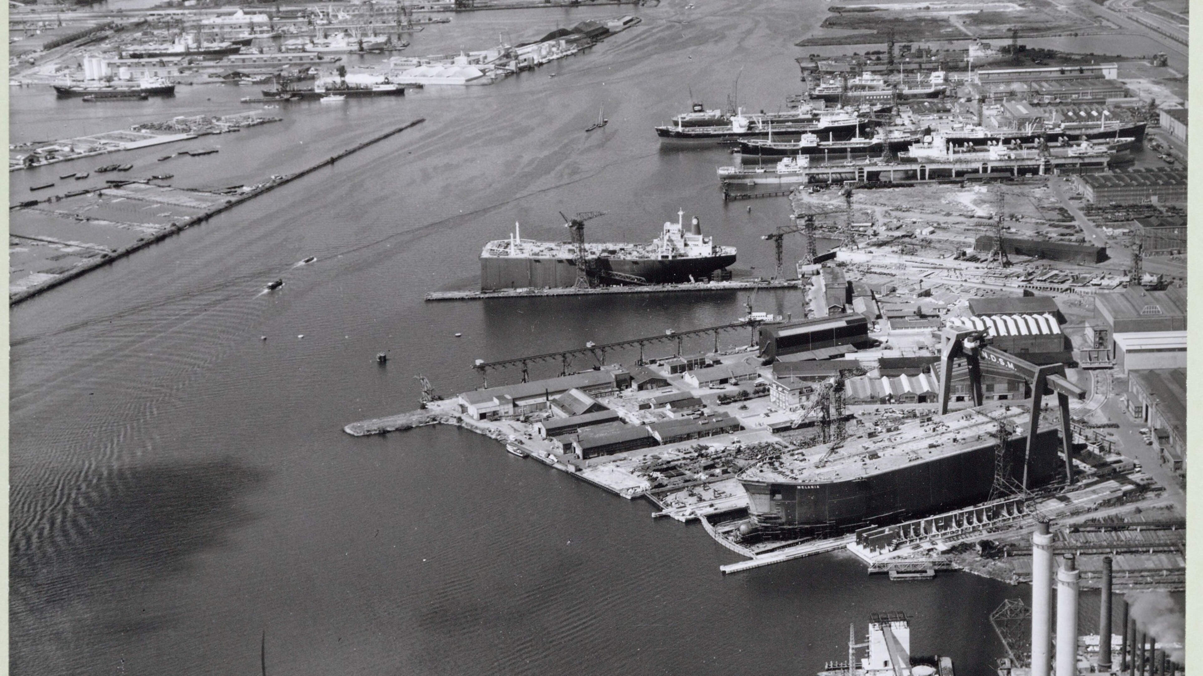 How the largest ship ever built in the Netherlands—mammoth tanker Melania—sustained damage in the North Sea Canal in 1968
