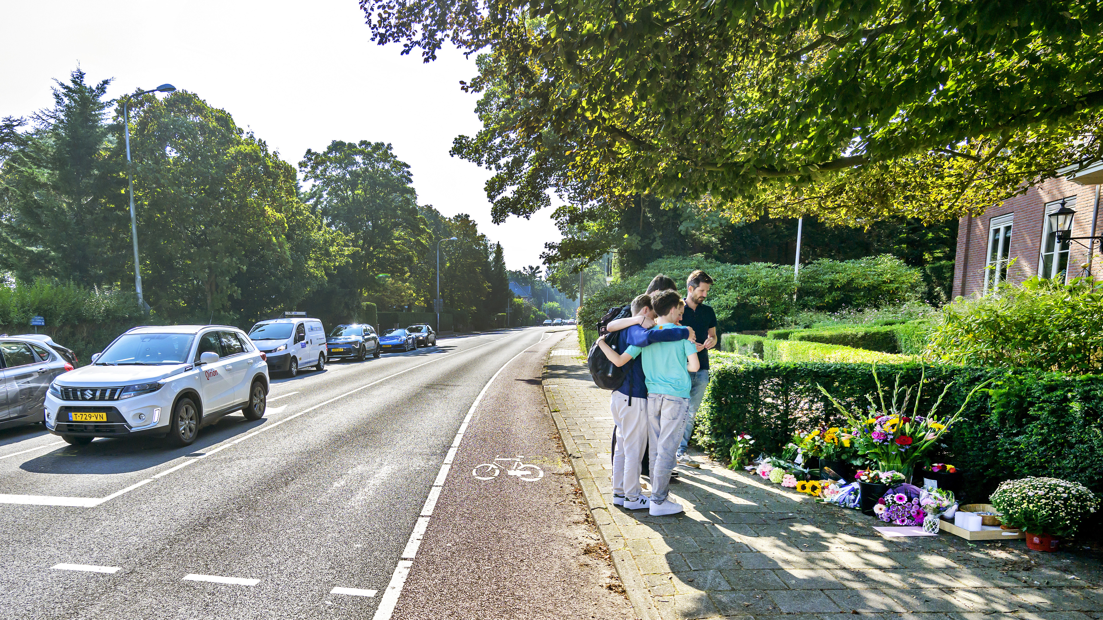 Groot verdriet in Bennebroek na fataal busongeval. Tranen en bloemen voor twaalfjarige Yasmin