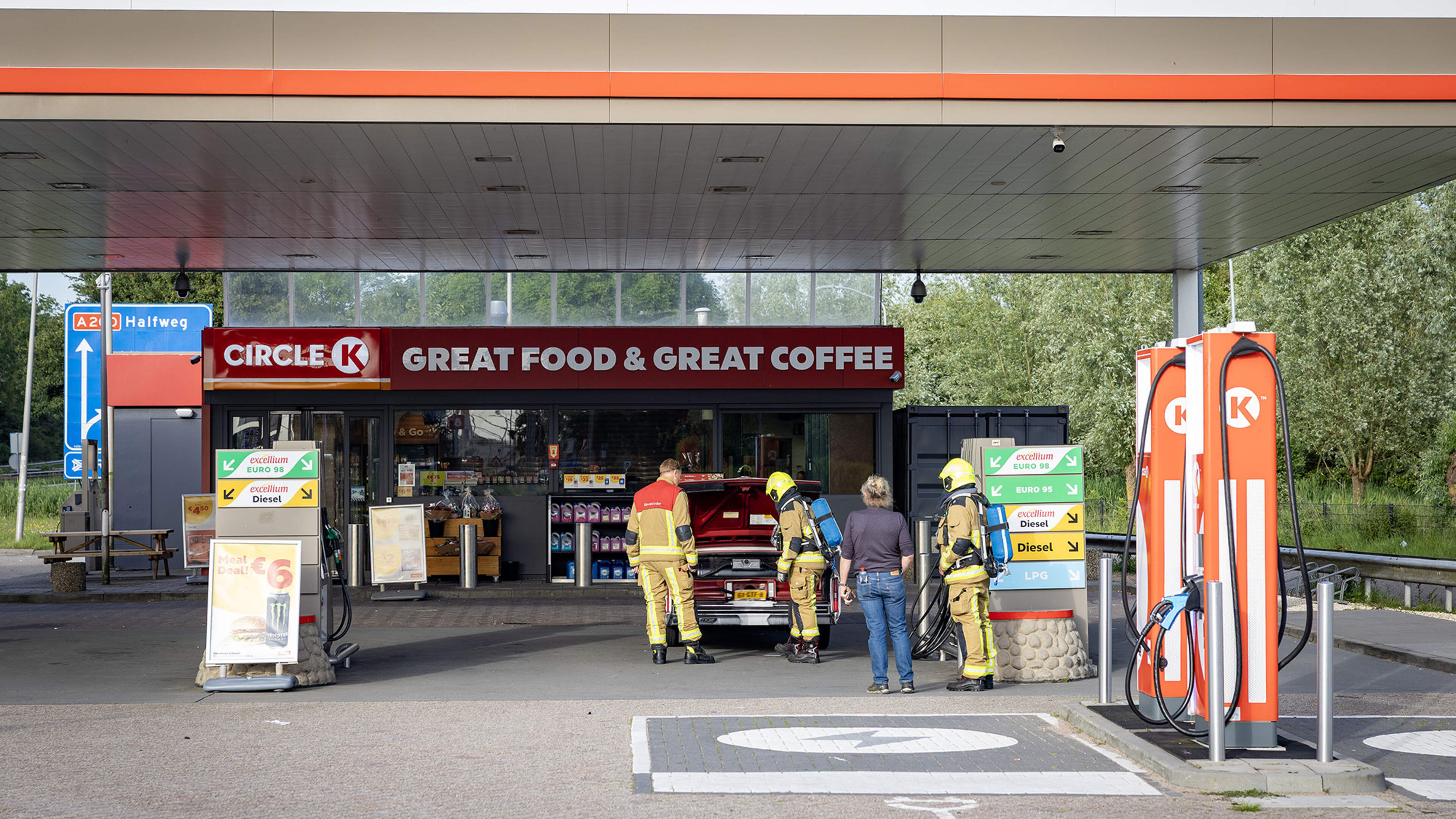 Gas station along A200 in Haarlem temporarily closed due to leaking fuel tank