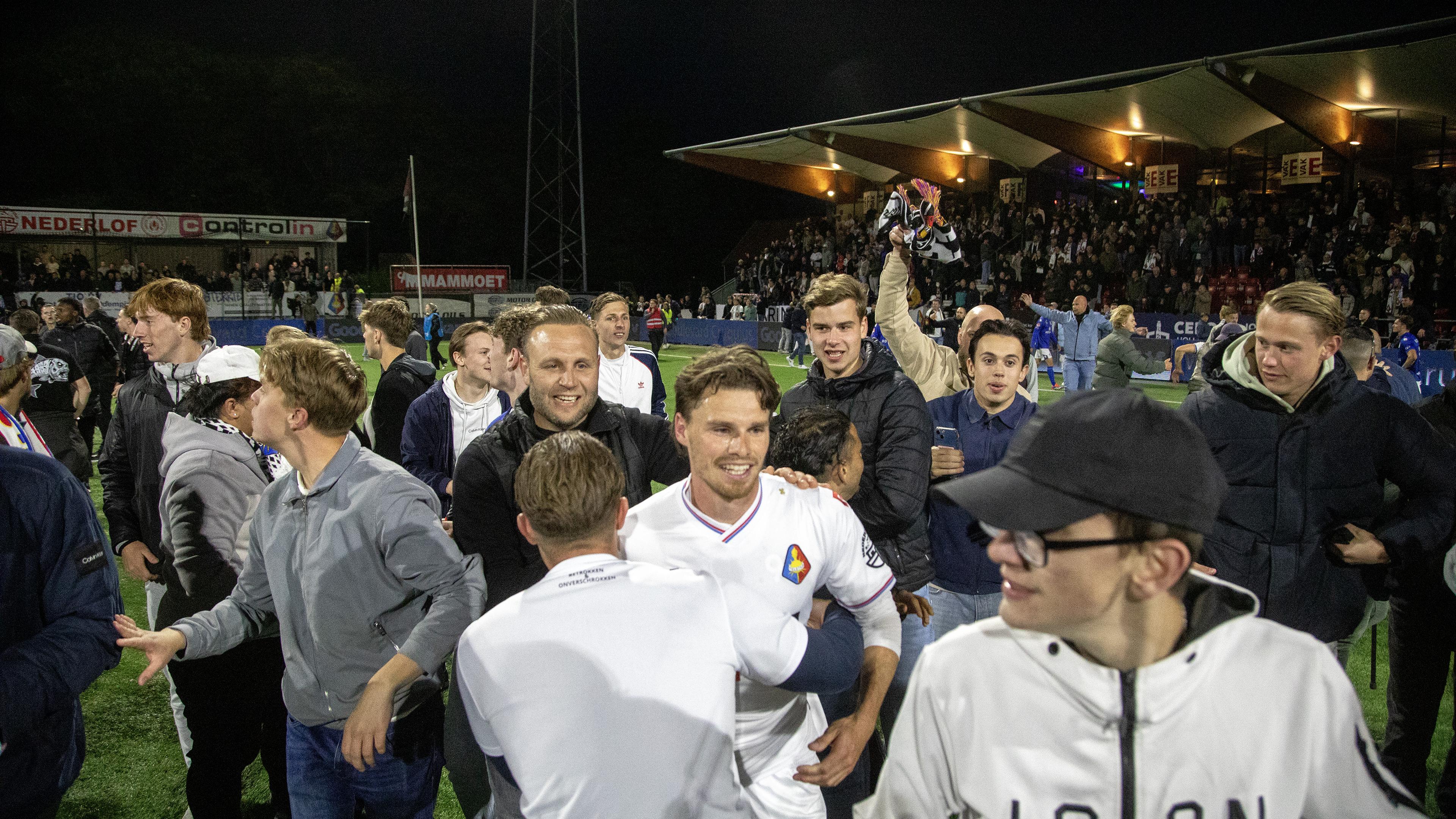 Anti-climax in Velsen-Zuid; grote vechtpartij op het veld. ’Feestje is wel verpest’