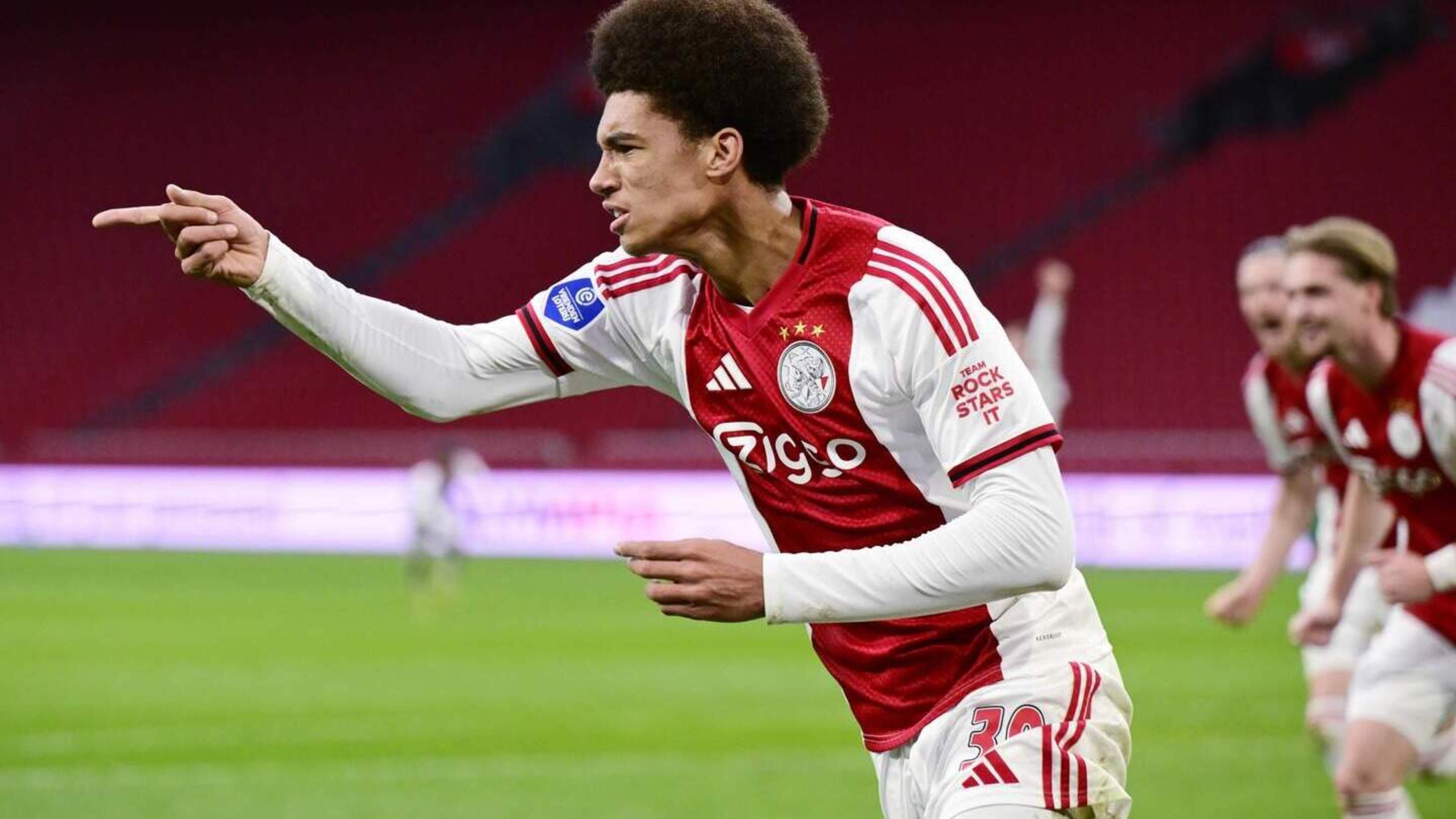 Haarlem-native Aaron Bouwman returns to Ajax starting lineup with a victory
