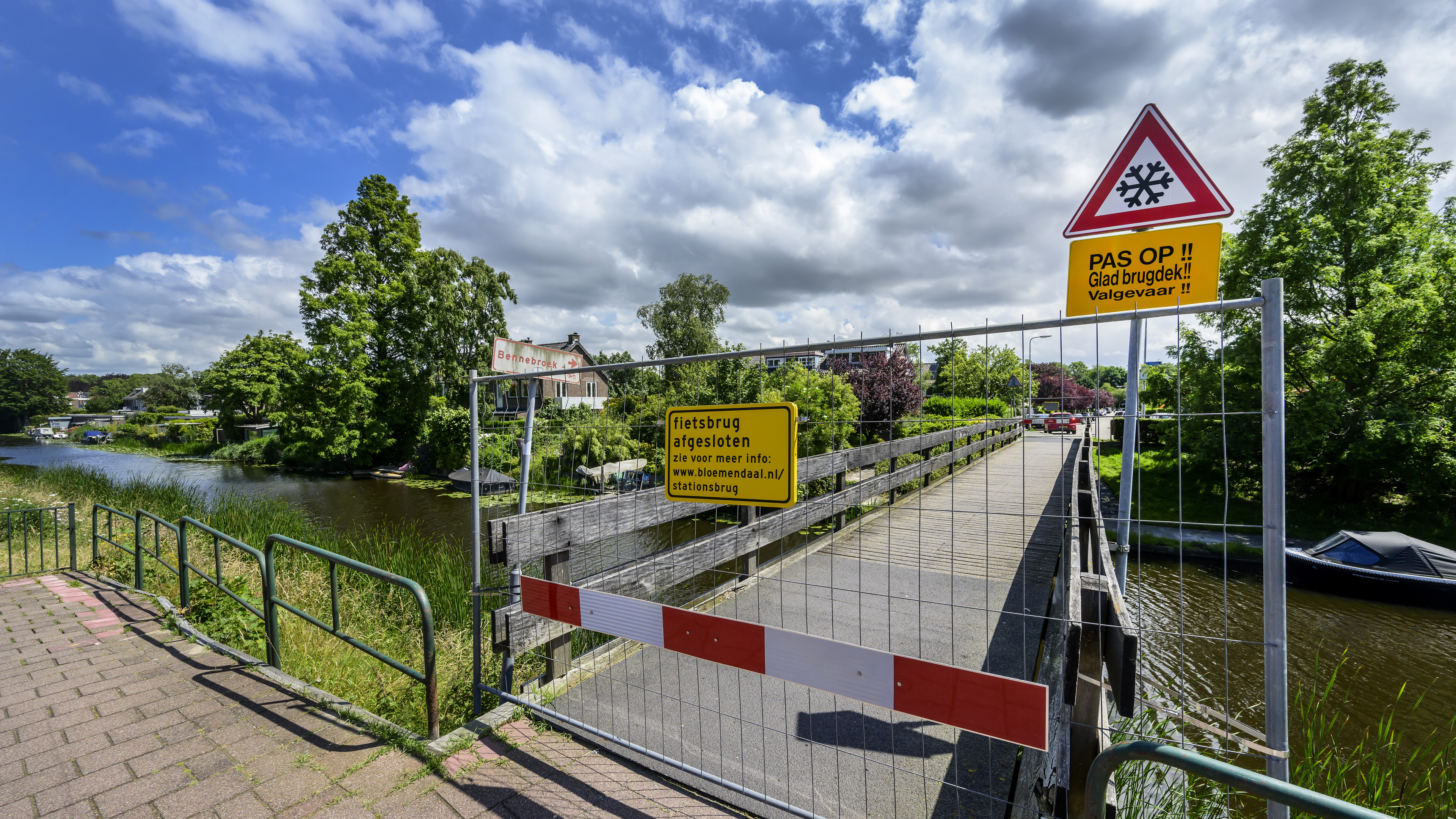 Noodbrug in Bennebroek op plek van afgesloten Stationsbrug over Leidsevaart komt er, Centenbrug is ‘