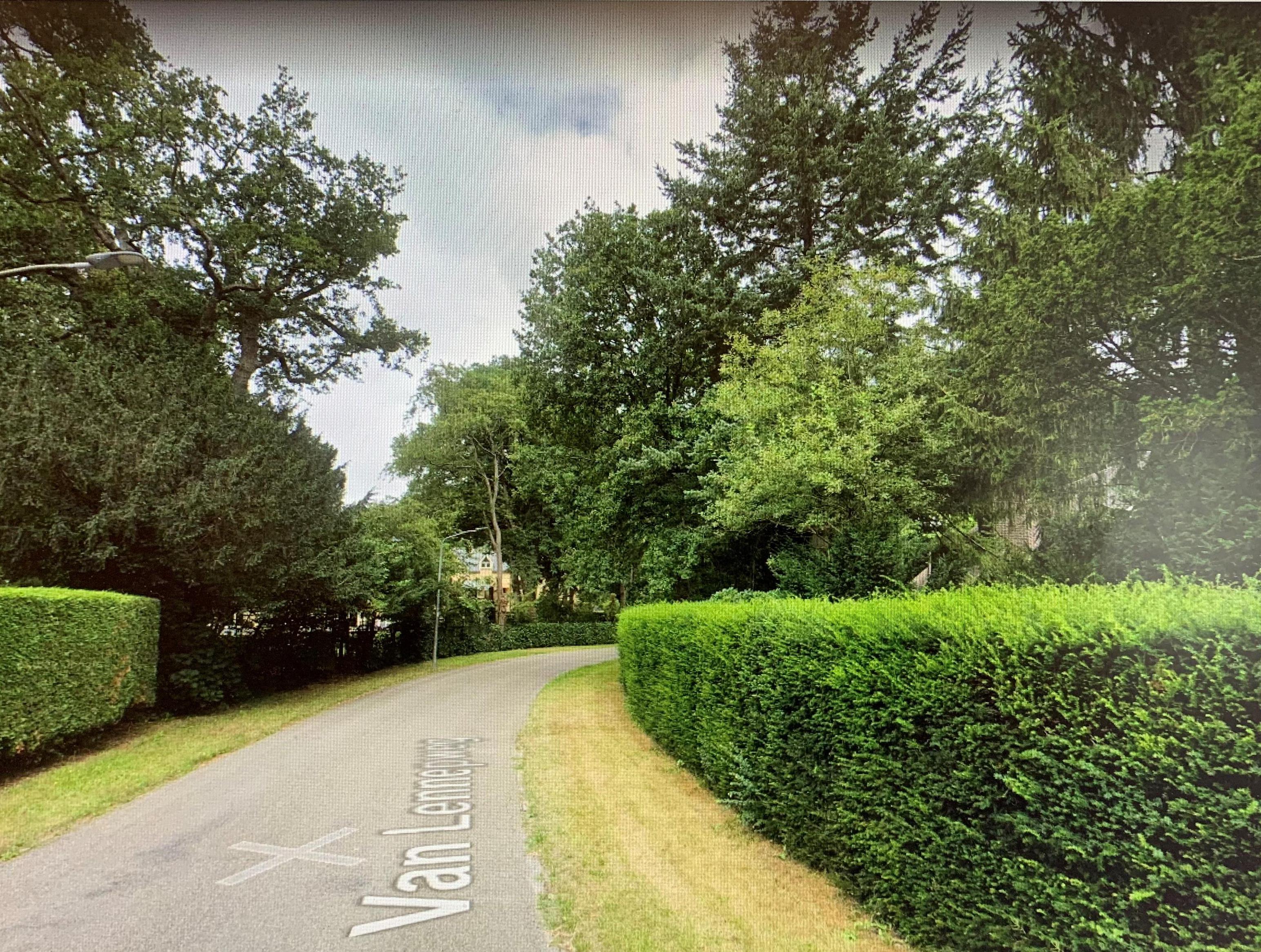 Ruzie in Aerdenhout: tuinscherm van drie meter hoog en negen meter lang tegen harde muziek. ’De bure