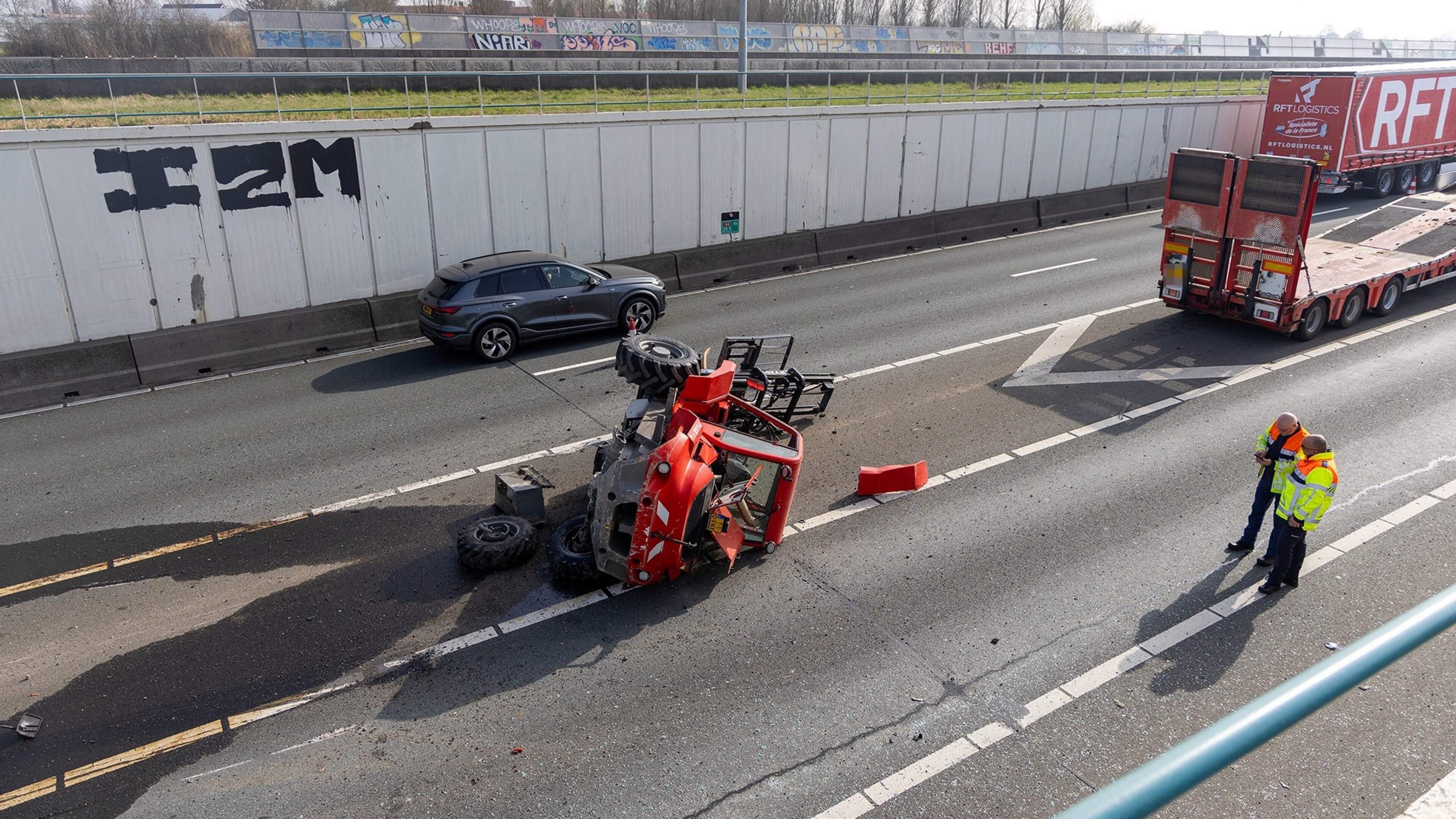 Forklift falls off truck on A4 near Weteringbrug, heavy delays