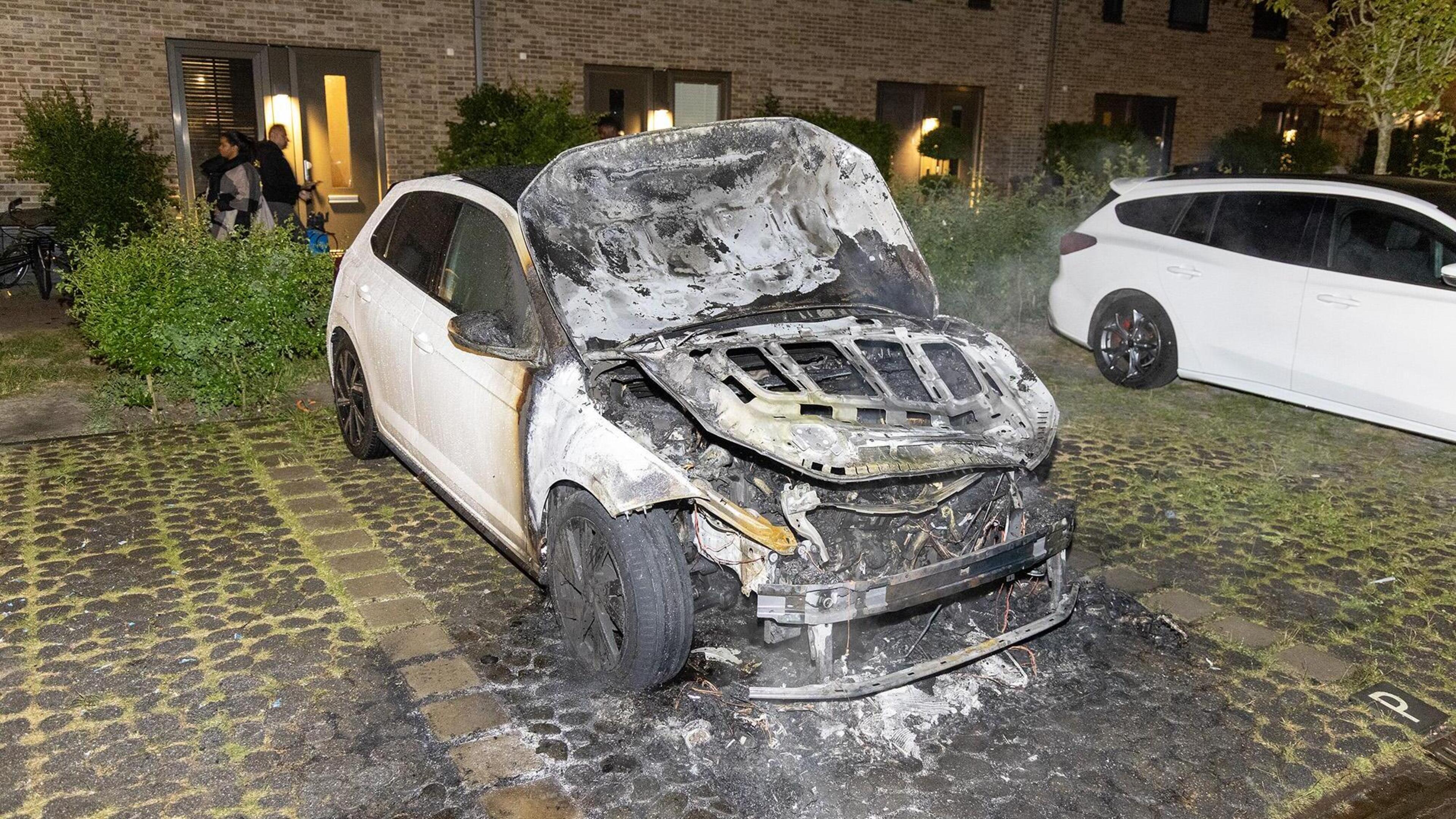 Auto gaat in vlammen op in Cruquius