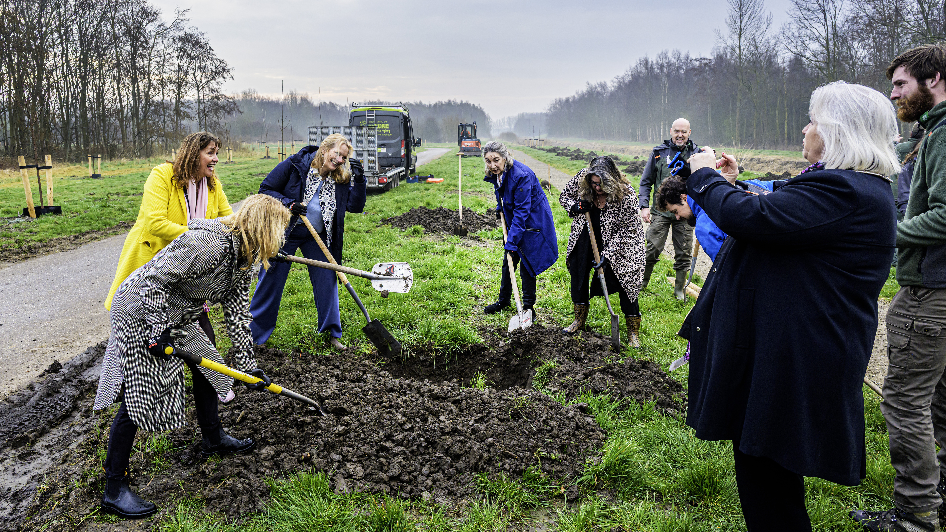 Last of hundreds of new trees in Venneperhout planted by municipal executive