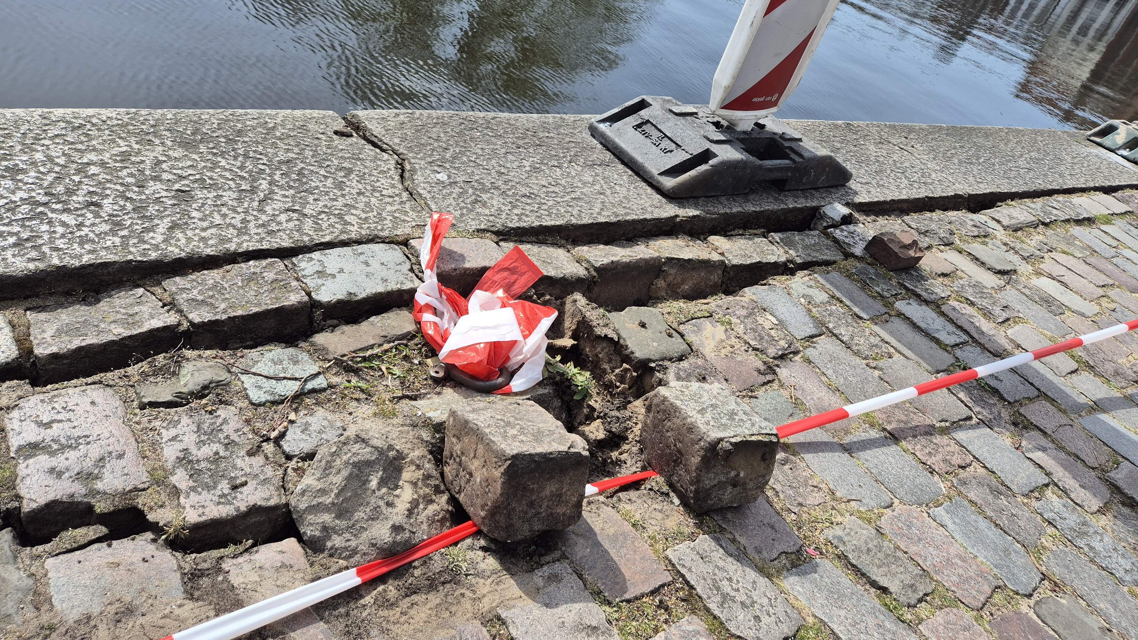 New sinkholes at Donkere Spaarne after heavy ship docks: ‘We are investigating if the quay is still safe’