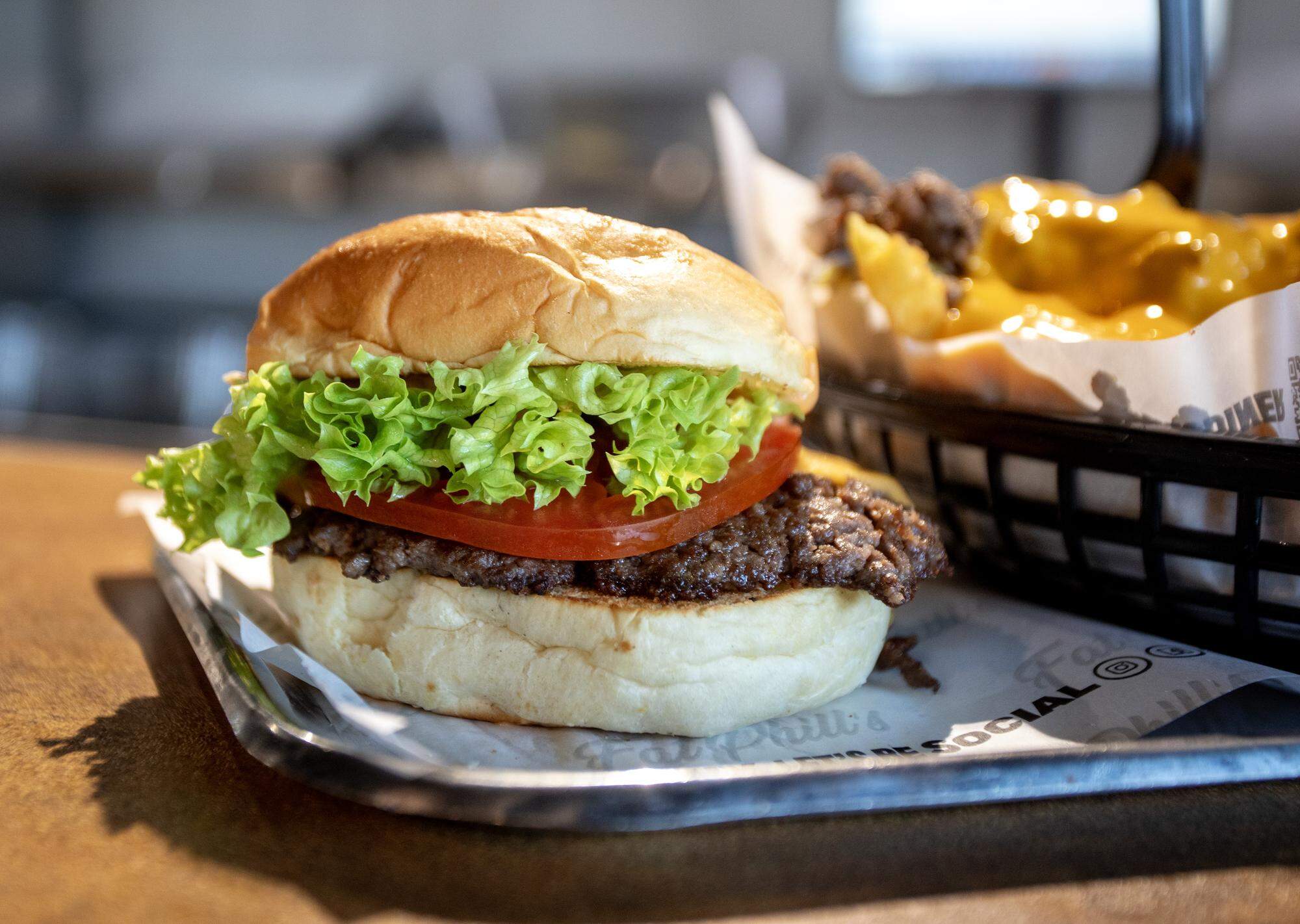 La hamburguesa doble con queso. Con verduras frescas y carne de res, formando una hamburguesa al momento.