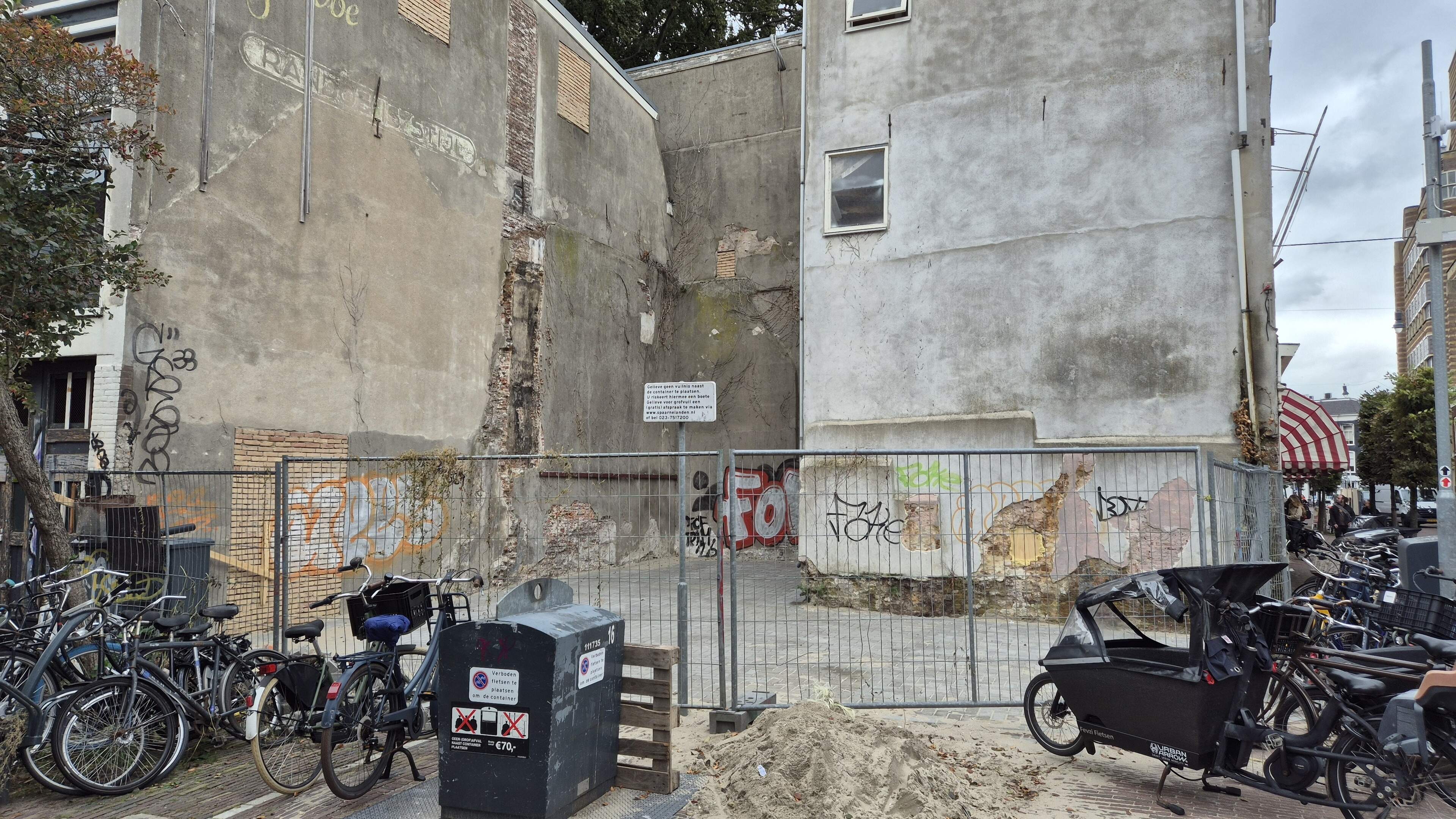 Monumentale hoek Gierstraat-Breestraat verder aangetast: tuin nu volledig bestraat. ’Schandvlek van onze binnenstad’