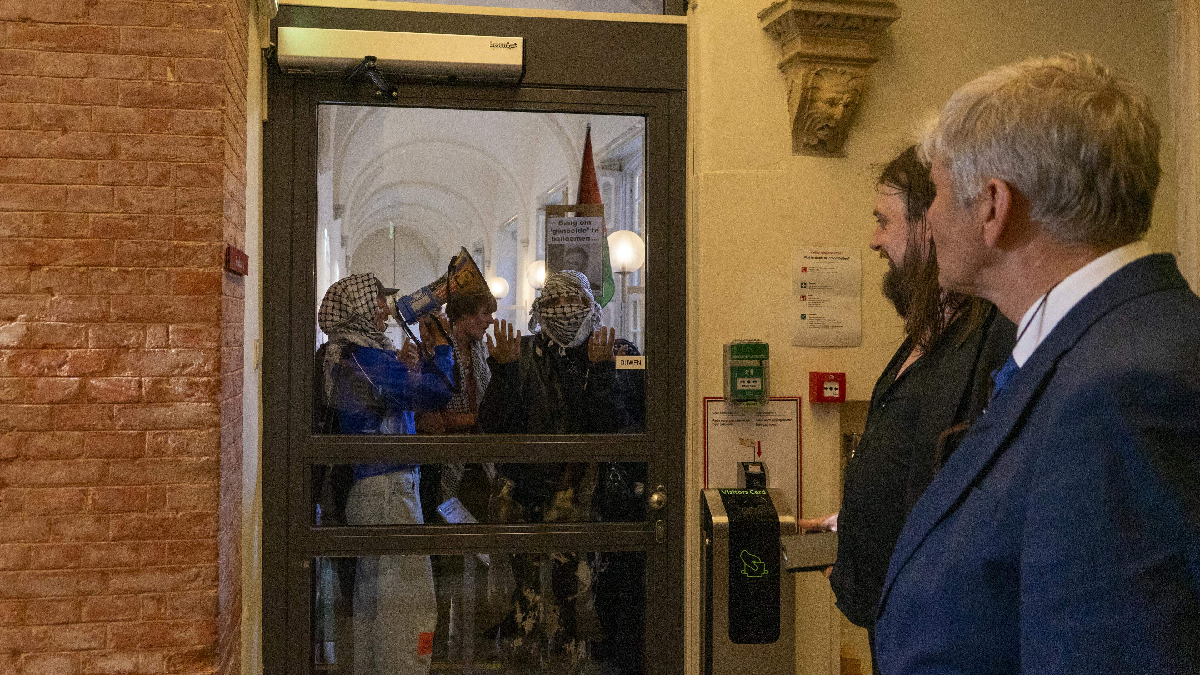 Bestorming Haarlemse raad door Palestina-demonstranten op nippertje voorkomen. ’Jos Wienen, shame on